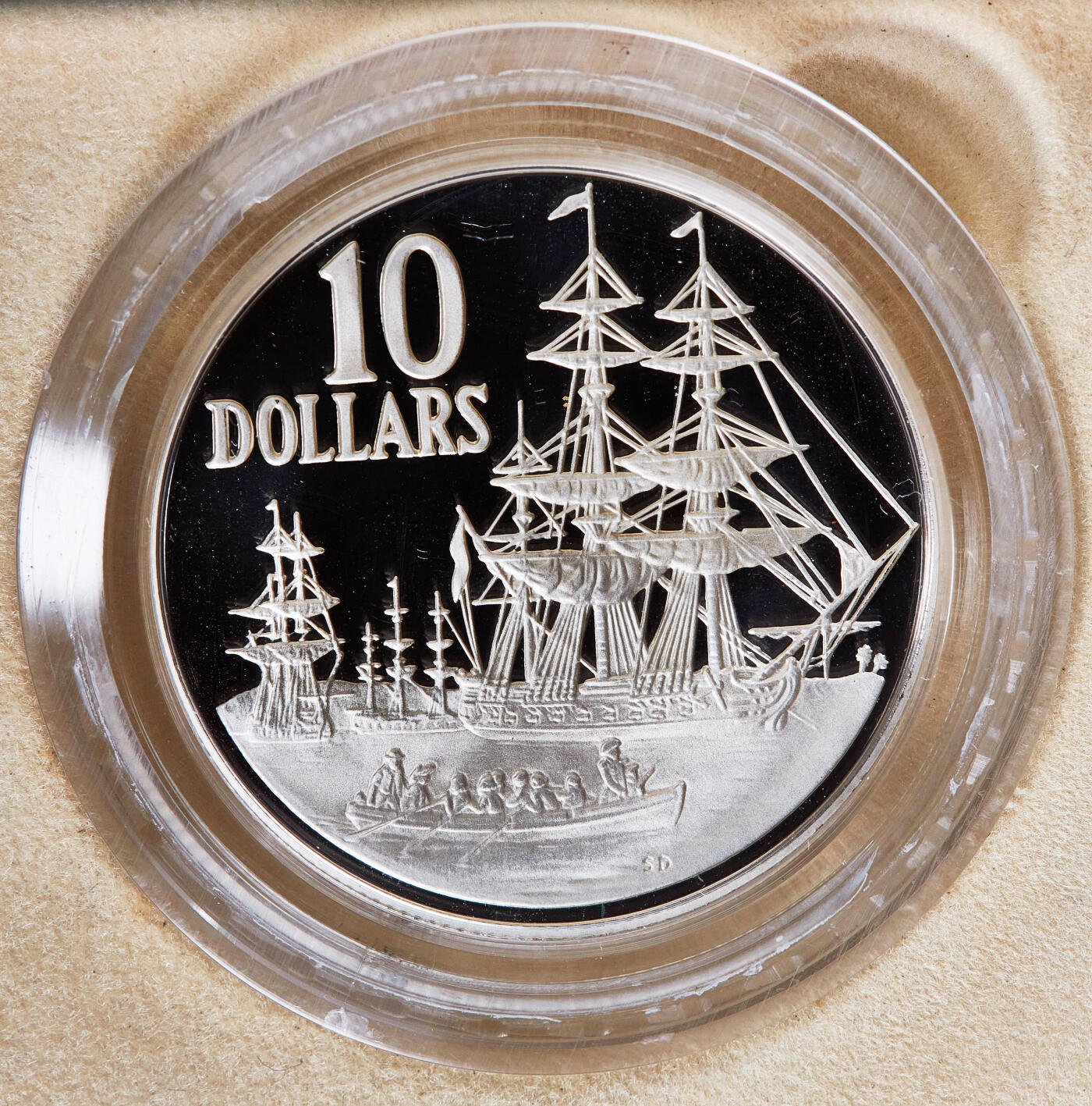 【俄甄集藏】满园春色-2026年(051)04-22星期三 晚 19:30 全场包邮 澳大利亚1988年纪念海军第一舰队成立200周年10元精制装银币，原盒，重20克，925银，发行量80099枚