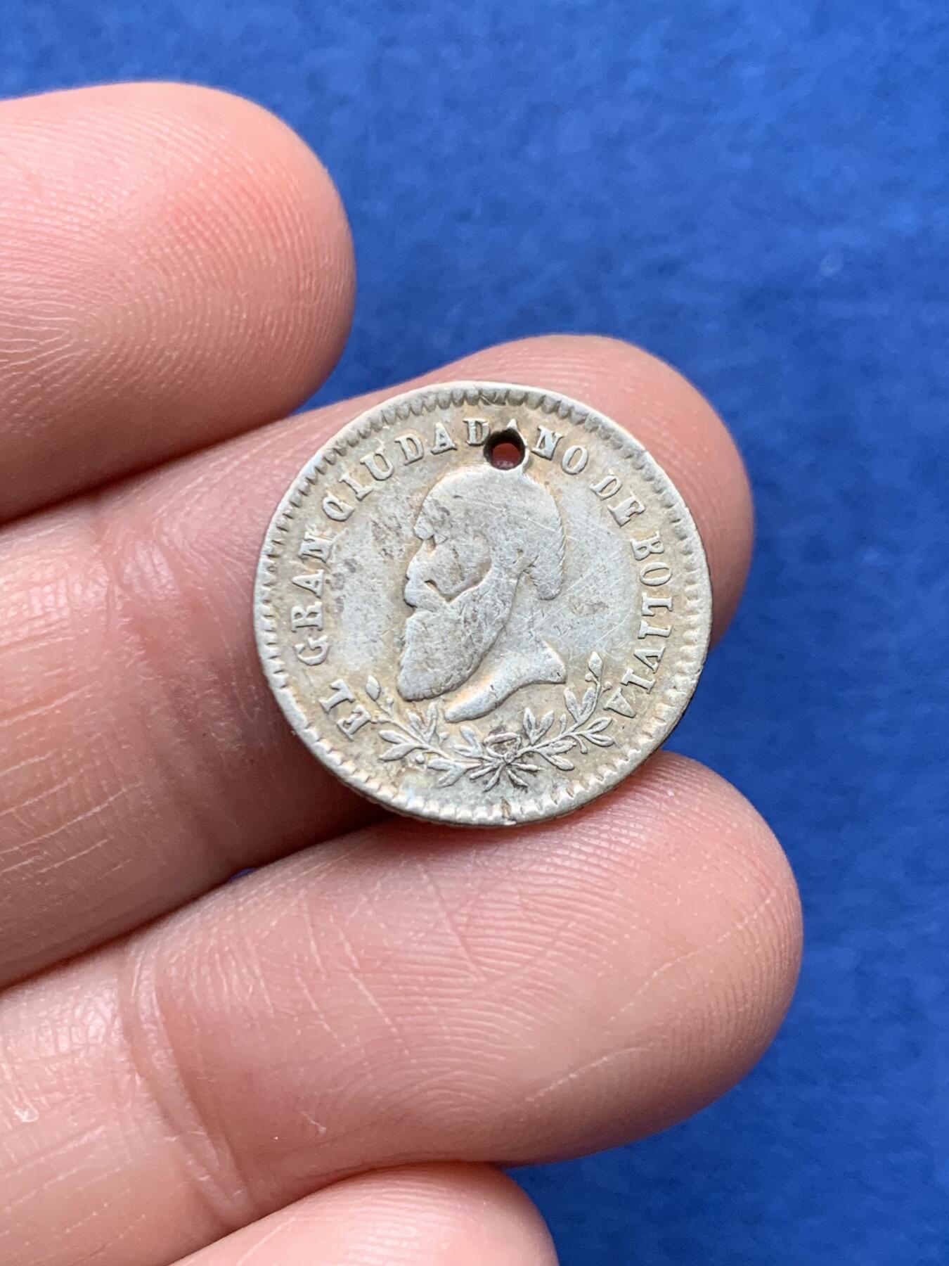 《竞宝斋》第481场 周日，周一 2场连拍 （全场包邮）20级店铺 欢迎送拍 三枚一组 玻利维亚银币，186X年玻利瓦尔1索尔银币，1868年玻利维亚 “1/8 梅尔加雷霍” 玻利维亚宪法纪念币 ，1865年玻利维亚1/4 梅尔加雷霍银币，此类存世品很多都被打孔佩戴过，3枚分别重约：2.65克、2.42克、4.85克。少见品种。