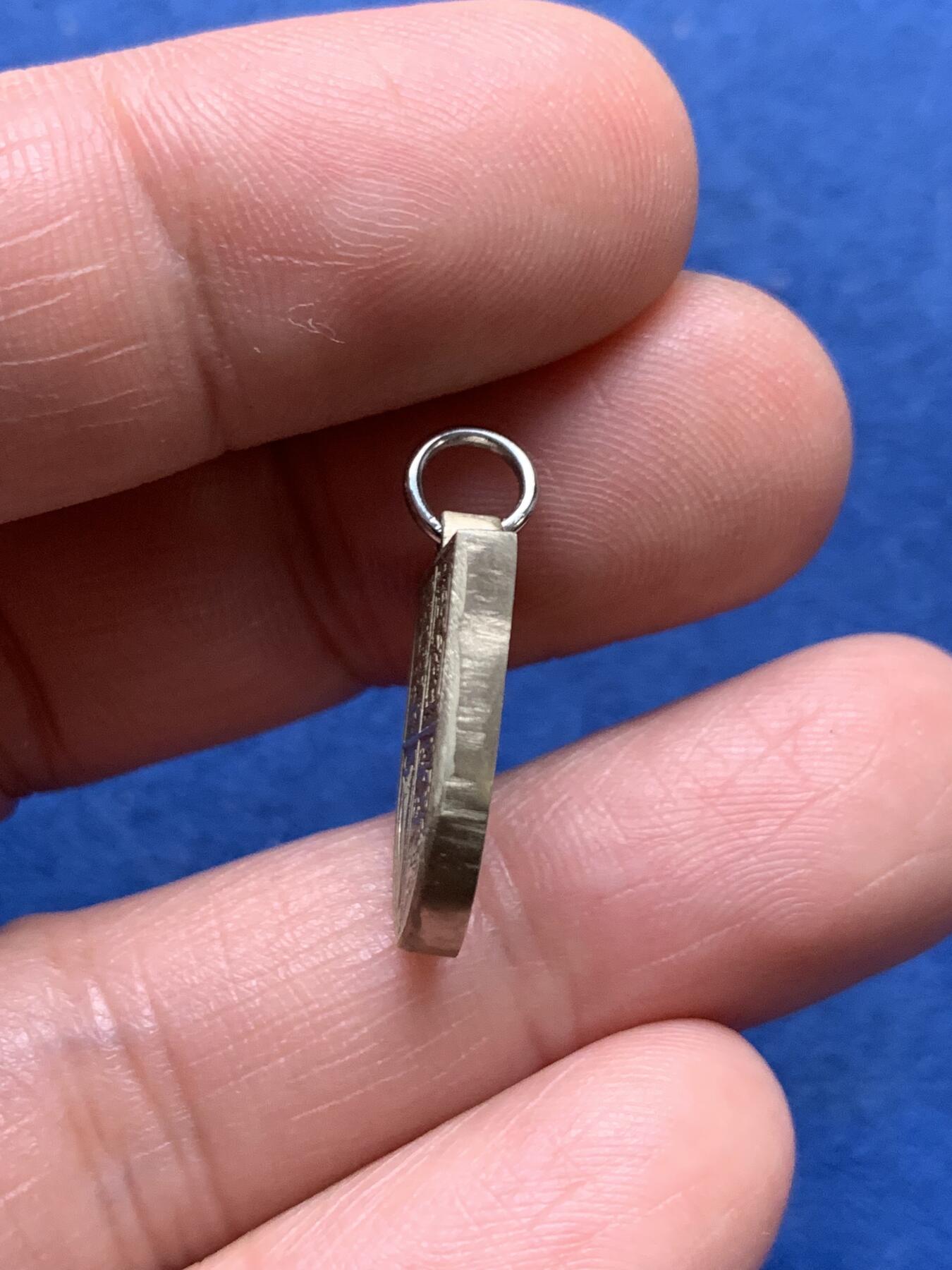 《竞宝斋》第481场 周日，周一 2场连拍 （全场包邮）20级店铺 欢迎送拍 英国硬币盾徽部分自制吊坠 重约5克