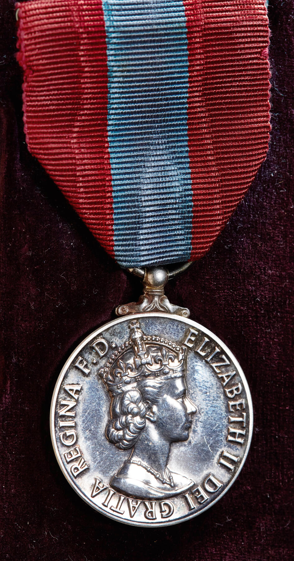 【俄甄集藏】满园春色-2026年(051)04-22星期三 晚 19:30 全场包邮 英国帝国忠诚服务奖章，925银质，原盒，授予威廉姆斯·约翰·桑德斯，直径：33mm，含绶带重量：31.1克，授予为国家服务25年以上的退休公务员