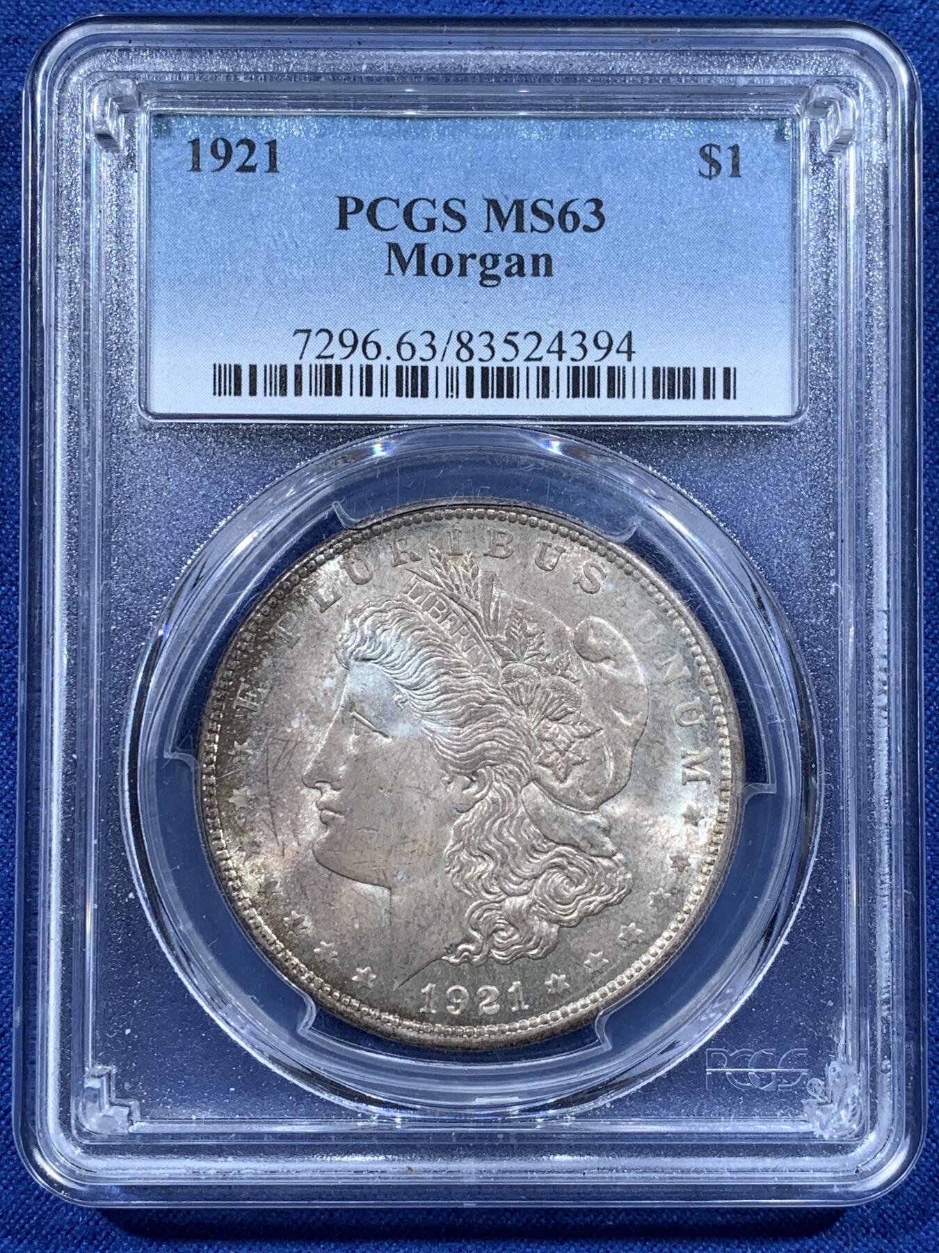 《竞宝斋》第481场 周日，周一 2场连拍 （全场包邮）20级店铺 欢迎送拍 PCGS MS63 美国摩根银币，极品转光满彩绣正脸后背满绣1921年关门年份，PCGS老盒子，人像发丝爆满，羽毛清晰。