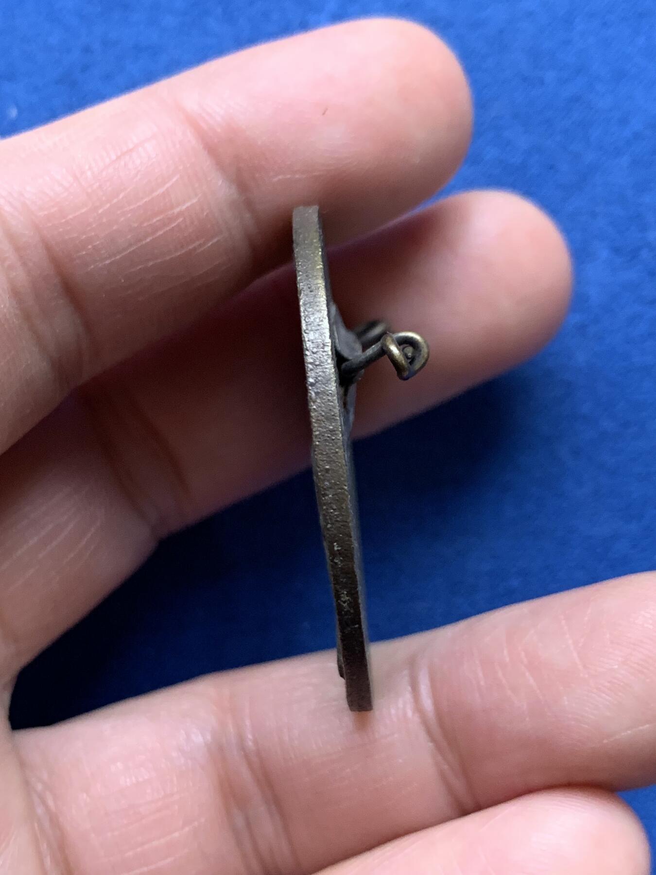 《竞宝斋》第481场 周日，周一 2场连拍 （全场包邮）20级店铺 欢迎送拍 德国带1936年帝国标勋章 具体版本年代不详 自行分辨后再购买 带别针 当心扎手 17.1克 39.1mm