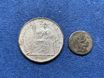 《竞宝斋》第481场 周日，周一 2场连拍 （全场包邮）20级店铺 欢迎送拍 - 两枚一组 柬埔寨金翅鸟银币和印支20分银币，1880年诺罗敦一世时期打制，面值2皮 ，难得老包浆，比同面值常见的"神鸟"银币少见。1937年，印支座人20分银币，难得高点几乎都在，底板光洁。