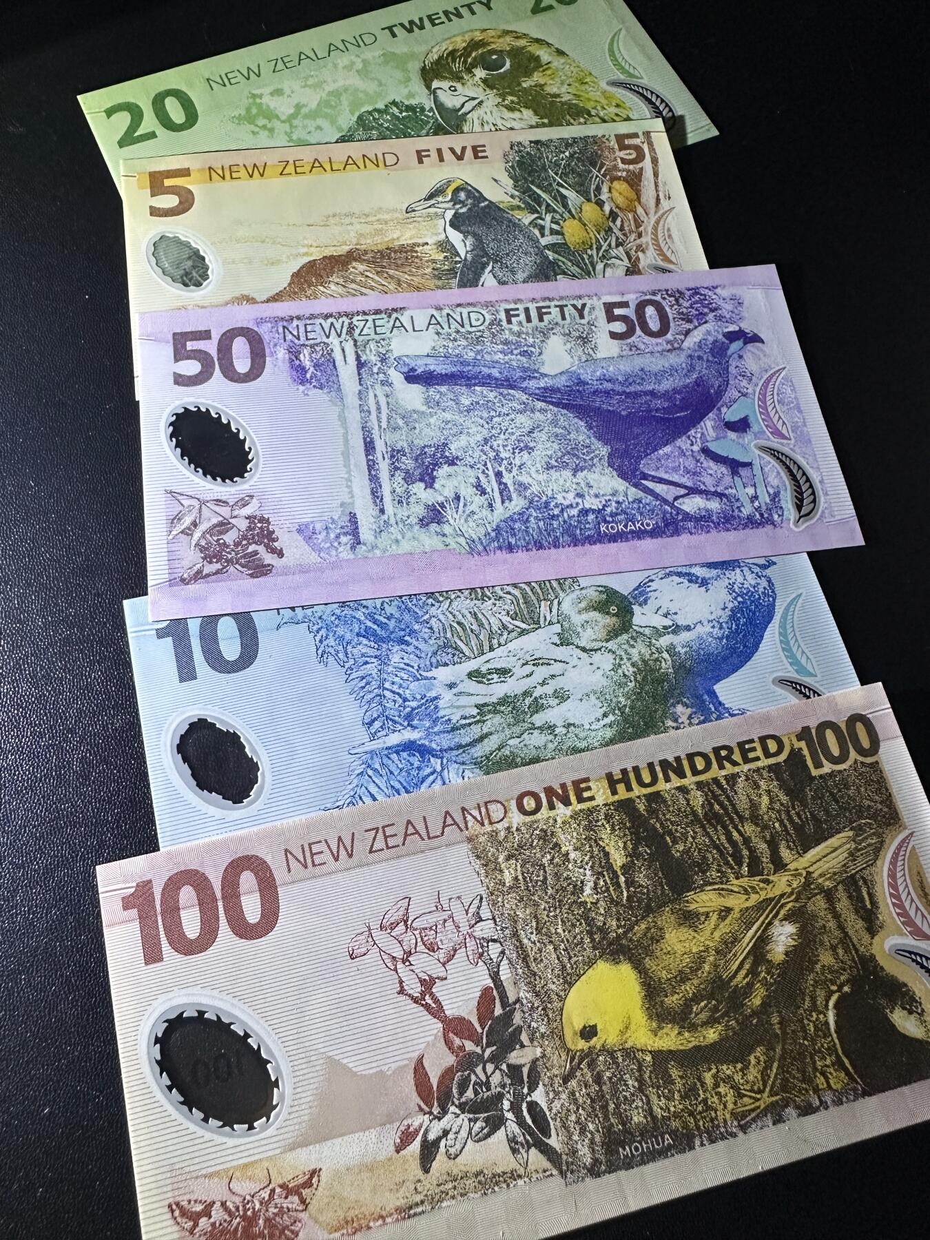 《外钞收藏家》第六百二十八期（精品百拍场）（长期征集拍品、欢迎藏友们联系合作） 新西兰塑料钞倒二版5-100元 五张一起 全新UNC