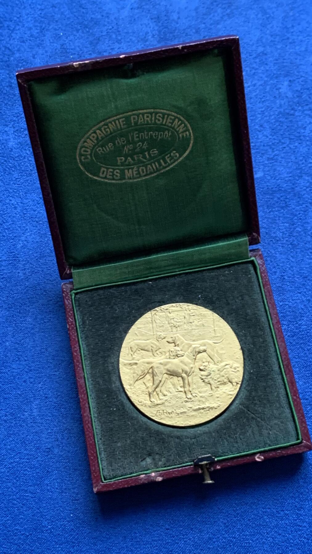 《竞宝斋》第481场 周日，周一 2场连拍 （全场包邮）20级店铺 欢迎送拍 法国西南犬类协会纪念镀金铜章 35.9克 40.6mm 带盒