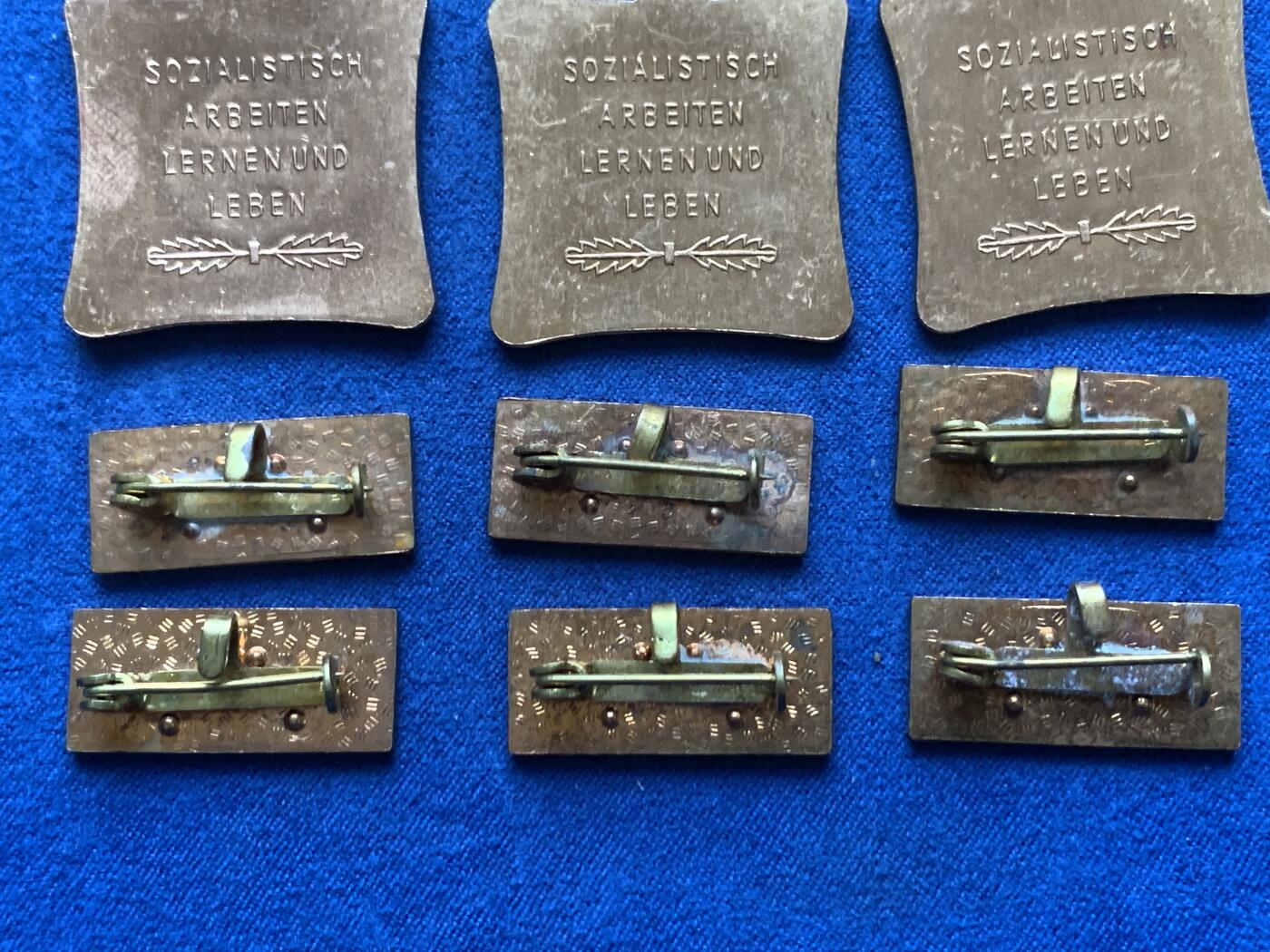 《竞宝斋》第481场 周日，周一 2场连拍 （全场包邮）20级店铺 欢迎送拍 17个一组 东德纪念章 细节见图