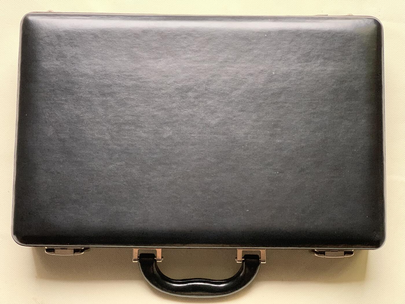 《竞宝斋》第481场 周日，周一 2场连拍 （全场包邮）20级店铺 欢迎送拍 意大利顶级钱币收纳品牌Abafil外交官系列—黑色空盒，可收纳4个标准托盘（340*225mm），皮质较软。尺寸约388*270（带提手总高）*72mm，细节见图。