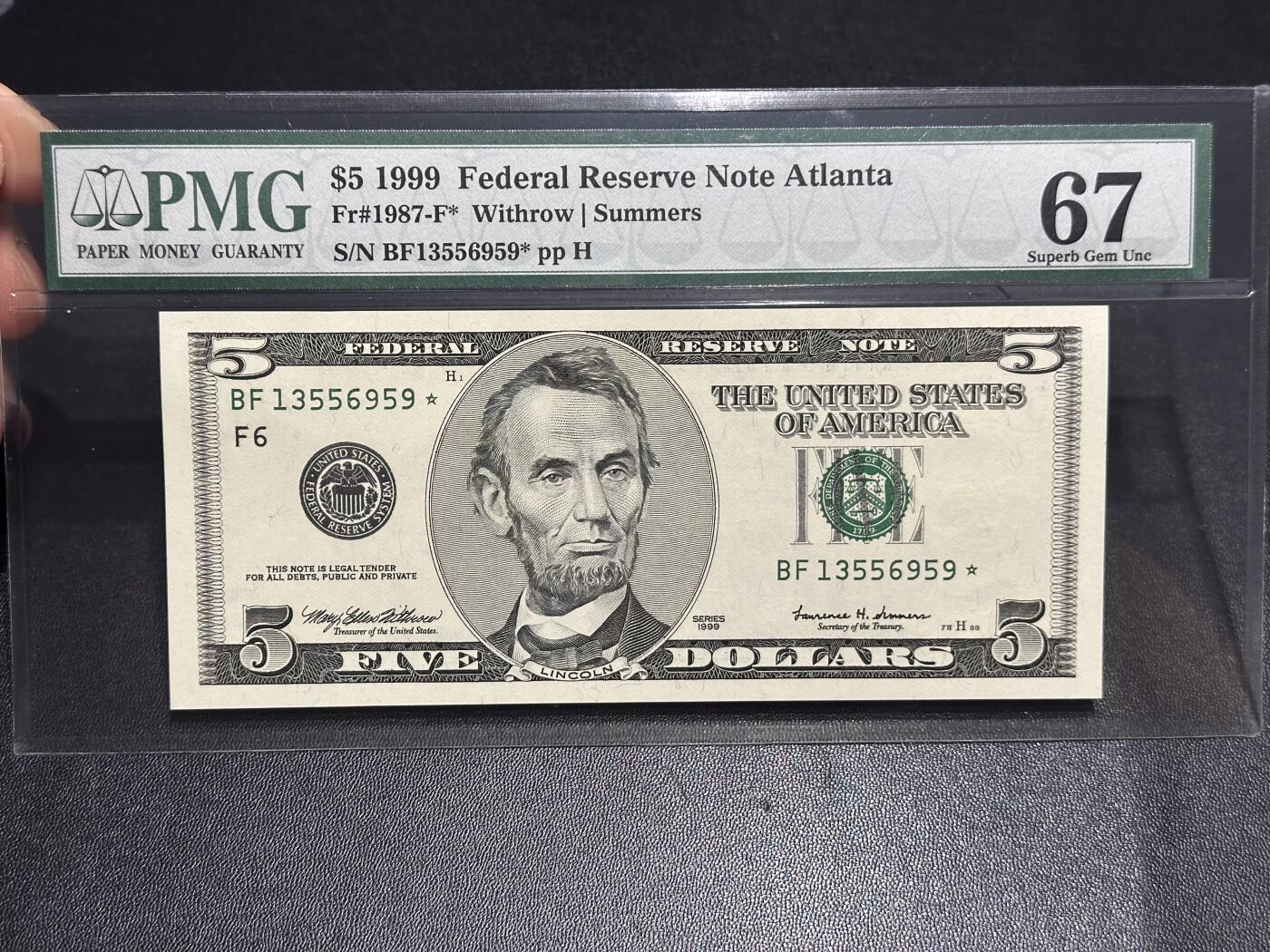 《外钞收藏家》第六百二十八期（精品百拍场）（长期征集拍品、欢迎藏友们联系合作） 1999年美国大头版5美元 PMG67 补号 无47尾6959 一代老壳
