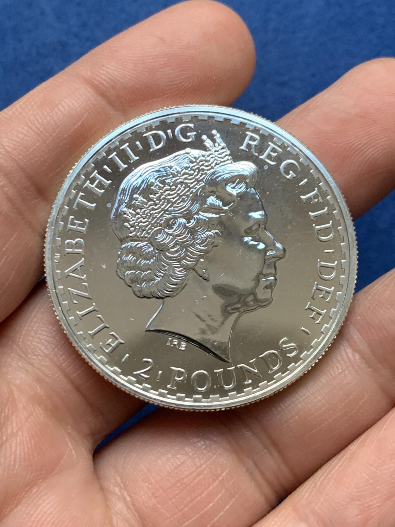 《竞宝斋》第481场 周日，周一 2场连拍 （全场包邮）20级店铺 欢迎送拍 英国2009年不列颠尼亚女神1盎司投资银币，999银，经典马车女神图案，光度一流，世界投资银币标杆品种，收藏投资两相宜。