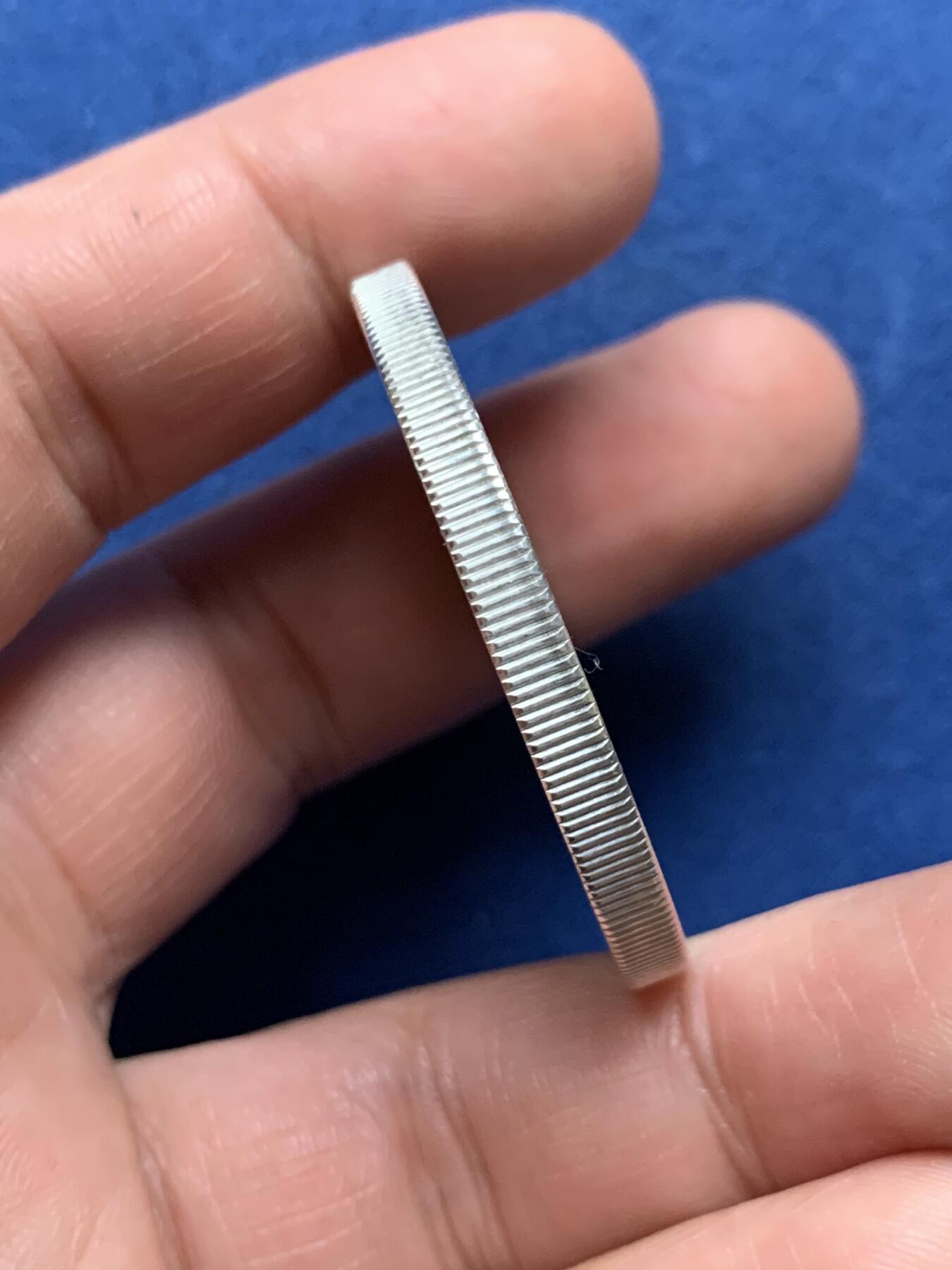 《竞宝斋》第481场 周日，周一 2场连拍 （全场包邮）20级店铺 欢迎送拍 英属维尔京群岛1979年5元苍鹭银币，925银，40.8克，苍鹭图案精美，镜面精制，品相不错，英属维尔京群岛鸟类主题大规格银币，收藏潜力大，细节见图