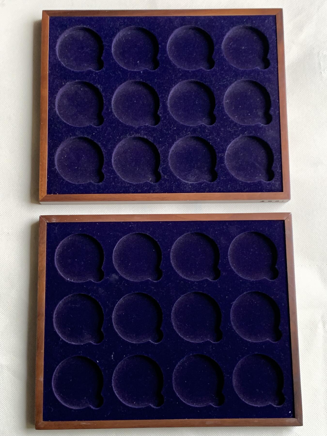 《竞宝斋》第481场 周日，周一 2场连拍 （全场包邮）20级店铺 欢迎送拍 老钱庄木质钱币收纳盒，内含两个托盘，内径约52mm，恰好可放水晶圆盒，总计可放24枚。外尺寸长约288mm，宽约240mm，厚约58mm。细节见图