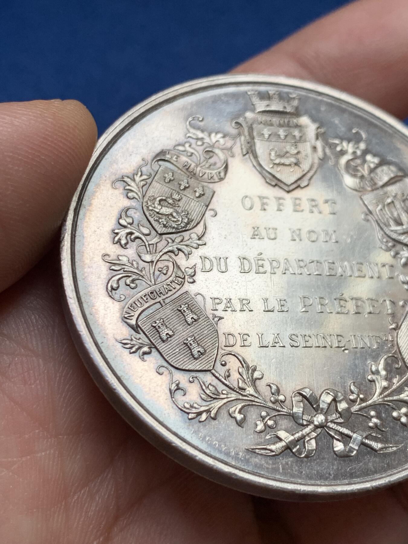 《竞宝斋》第481场 周日，周一 2场连拍 （全场包邮）20级店铺 欢迎送拍 1890年法国高等学院大银章 66.45克 直径50.5MM