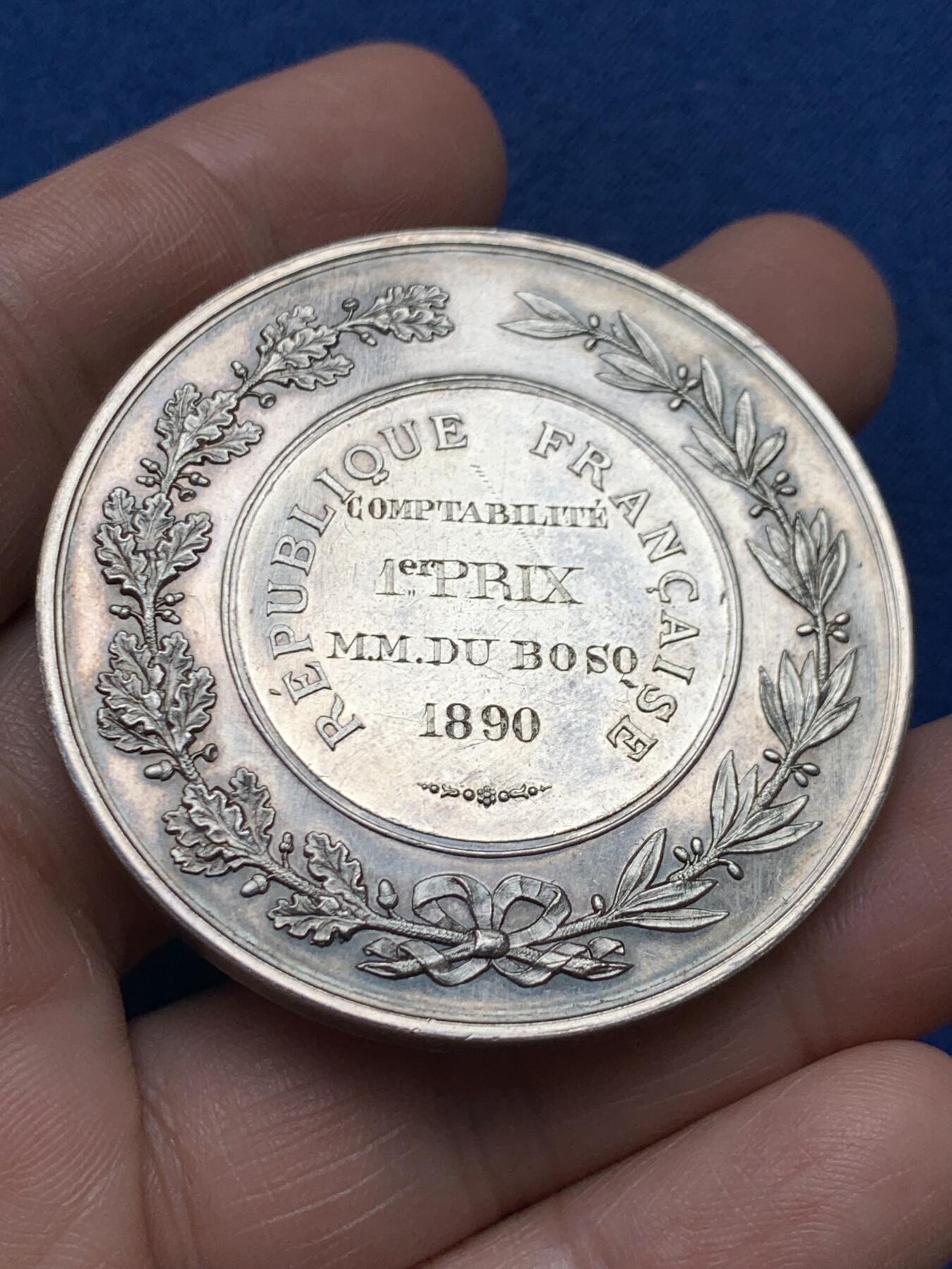 《竞宝斋》第481场 周日，周一 2场连拍 （全场包邮）20级店铺 欢迎送拍 1890年法国高等学院大银章 66.45克 直径50.5MM