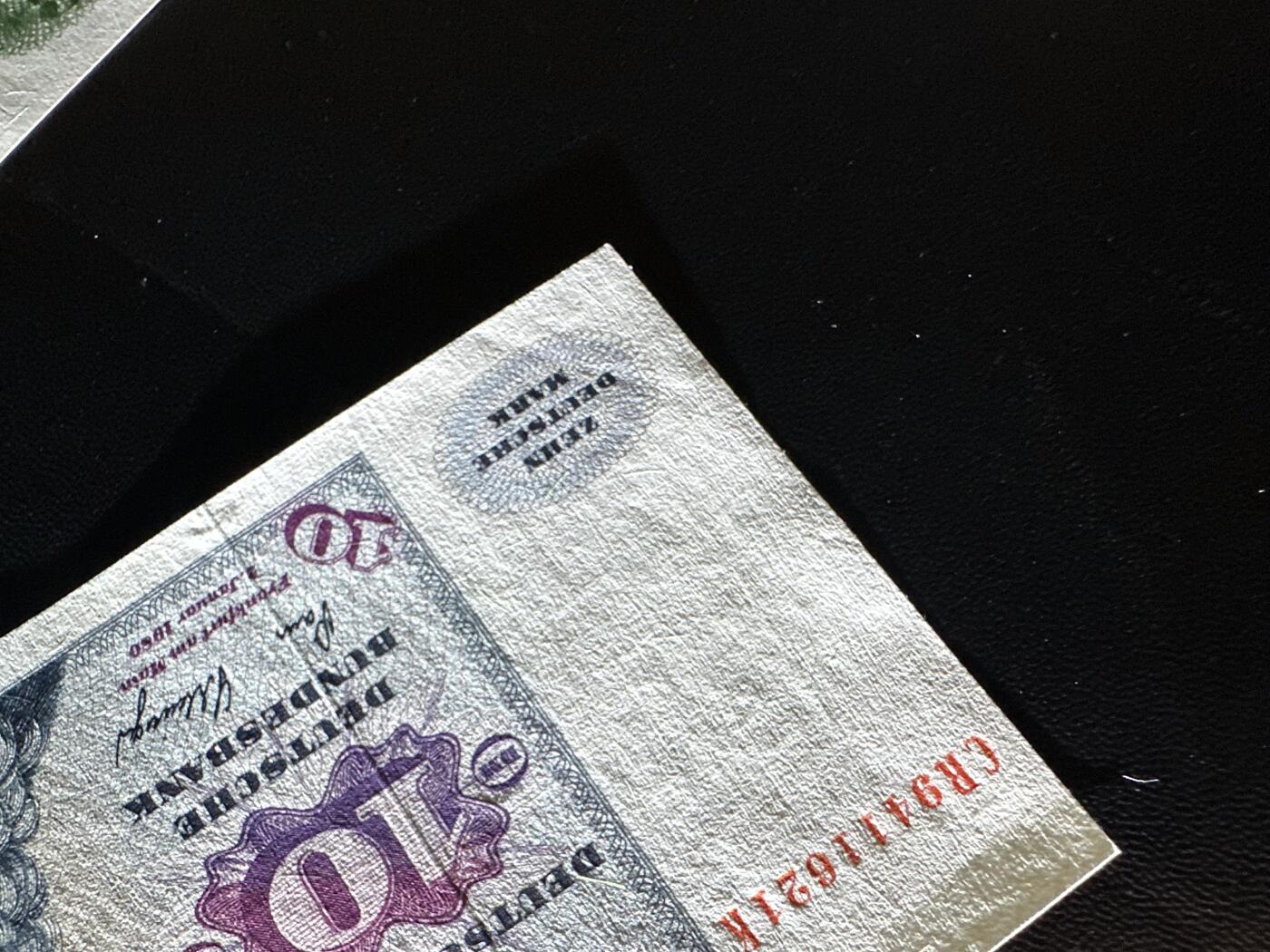 《外钞收藏家》第六百二十八期（精品百拍场）（长期征集拍品、欢迎藏友们联系合作） 1980年德国5马克 3张一起 +10马克全新一个角不绝