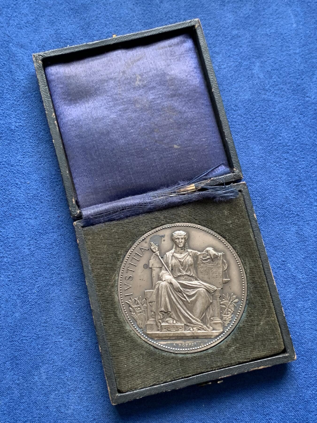 《竞宝斋》第481场 周日，周一 2场连拍 （全场包邮）20级店铺 欢迎送拍 法国塞纳省商业法庭银章 57.8克 50mm 丰饶角2银标 带盒