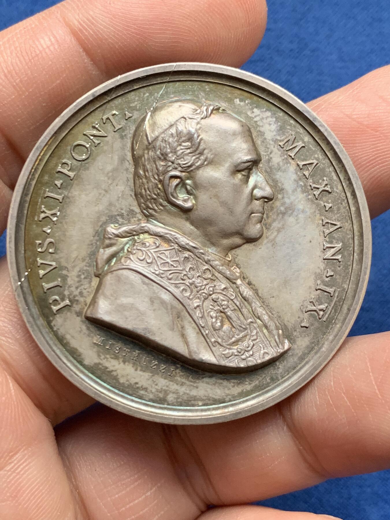 《竞宝斋》第481场 周日，周一 2场连拍 （全场包邮）20级店铺 欢迎送拍 1930年梵蒂冈庇护十一世城市景观银章，43.8mm，39.15g，双面高浮雕深峻，五彩包浆也漂亮，可惜有道划。