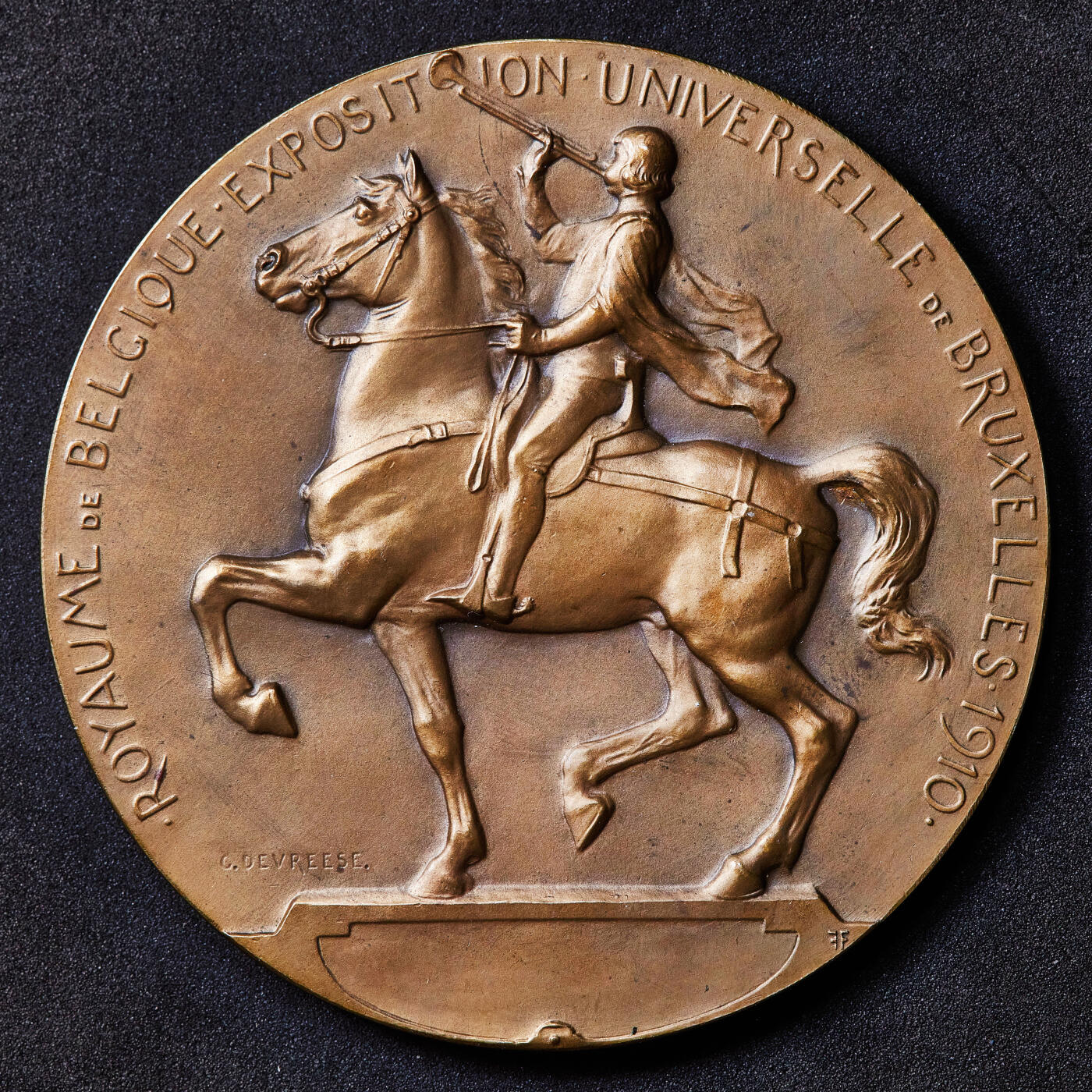 【俄甄集藏】满园春色-2026年(051)04-22星期三 晚 19:30 全场包邮 比利时1910年纪念布鲁塞尔世博会举办新艺术运动时期大铜章，高浮雕，设计精美，著名雕刻家夏尔·德夫里斯作品，直径：70mm，重量：120.9克