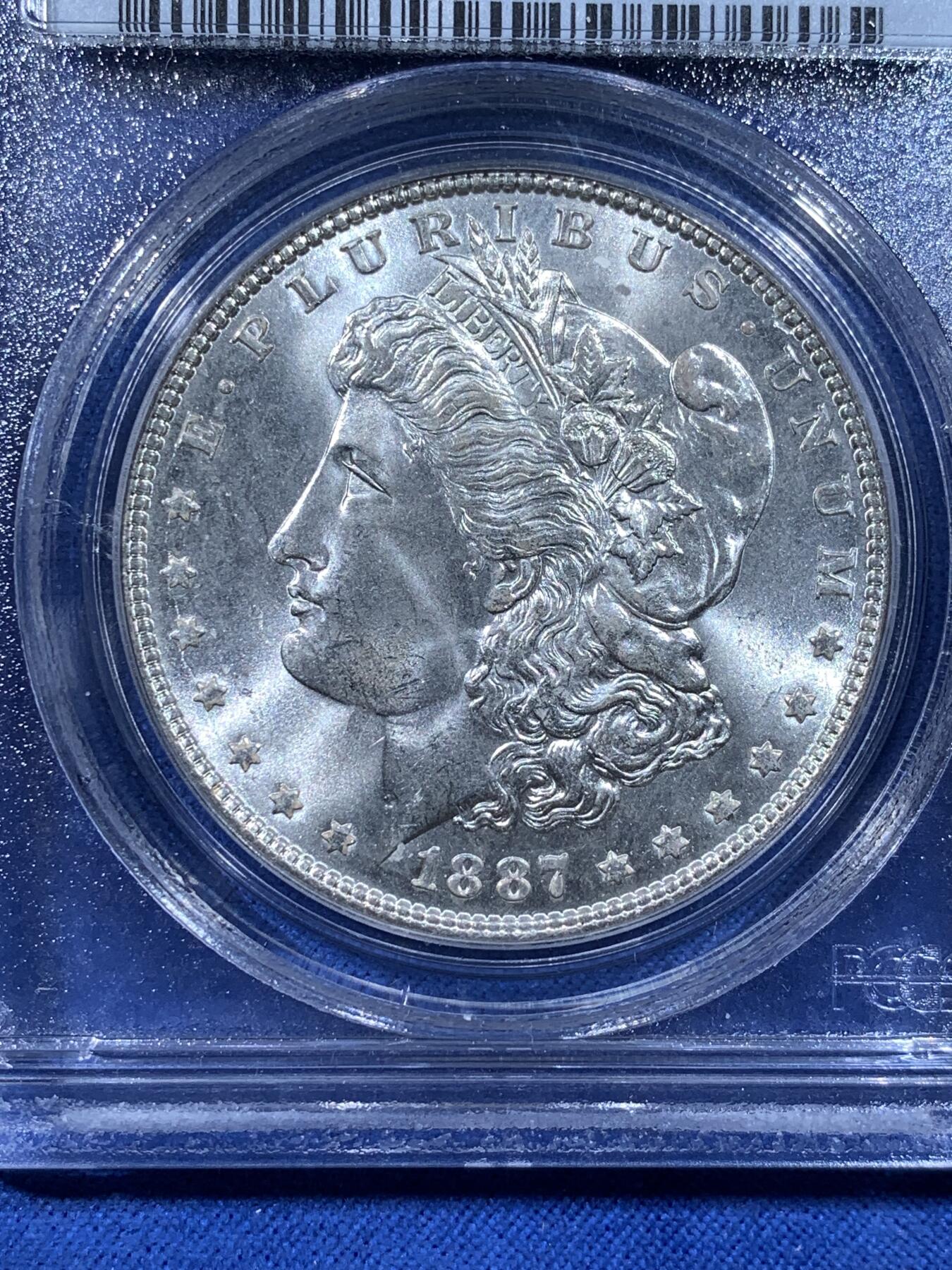 《竞宝斋》第481场 周日，周一 2场连拍 （全场包邮）20级店铺 欢迎送拍 PCGS MS64 美国1887年摩根1美元银币，老盒严评，好品十字光