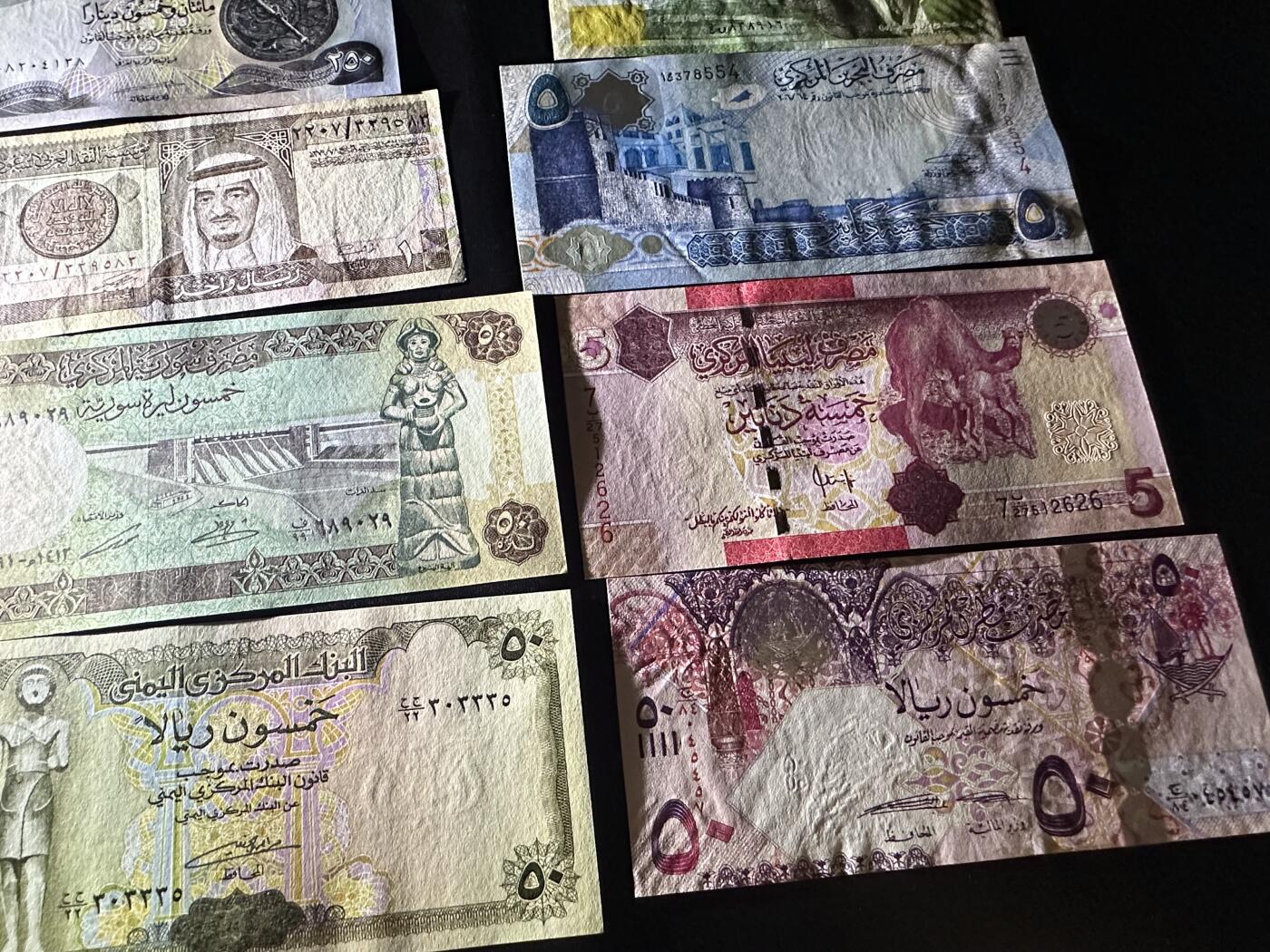 《外钞收藏家》第六百二十八期（精品百拍场）（长期征集拍品、欢迎藏友们联系合作） 埃及、巴林、卡塔尔等15张一起 大部分全新 有几张有折