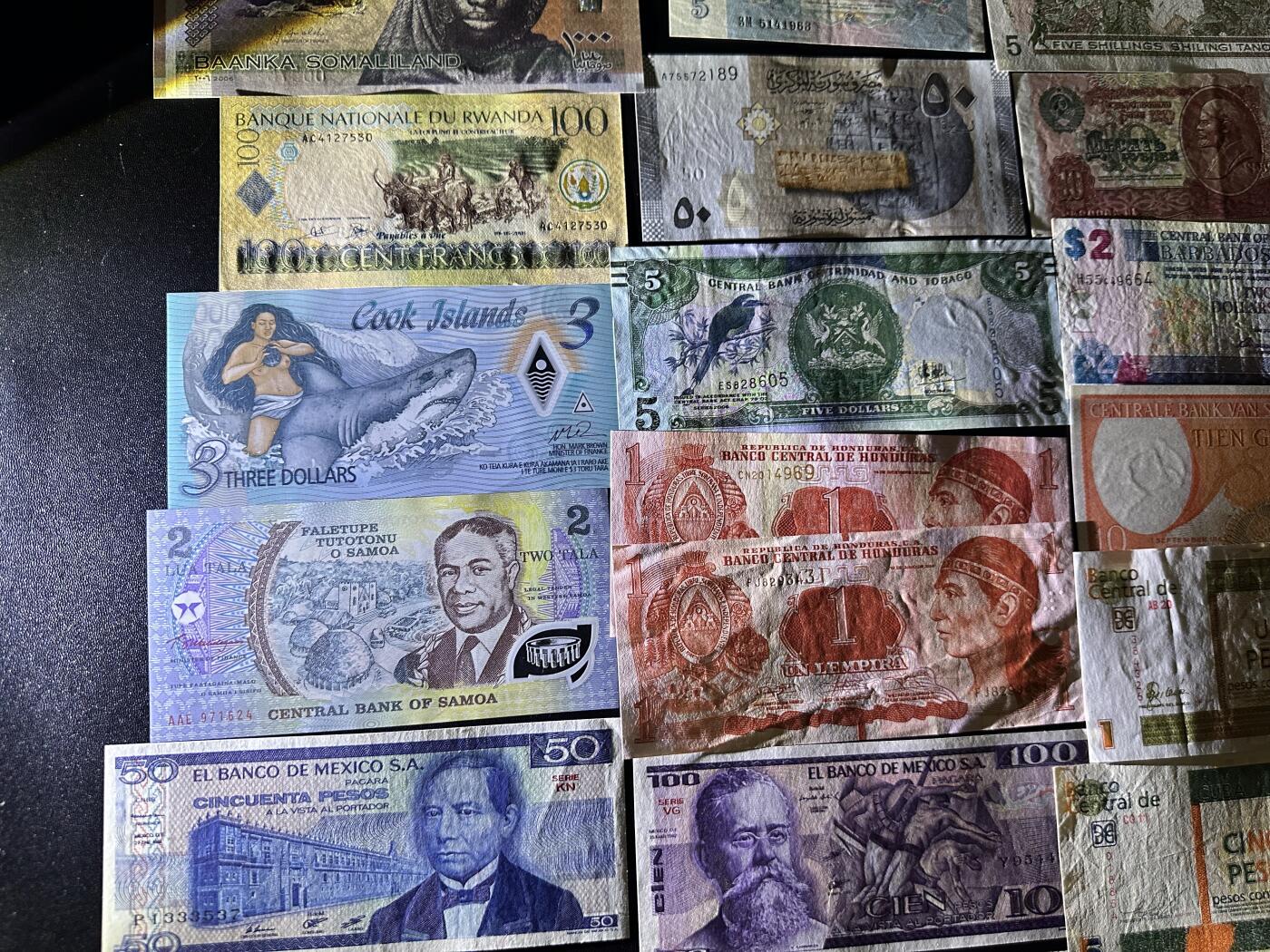 《外钞收藏家》第六百二十八期（精品百拍场）（长期征集拍品、欢迎藏友们联系合作） 几十张精美纸币一起 大部分全新 个别非全新 如图