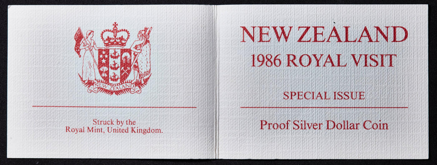 【俄甄集藏】满园春色-2026年(051)04-22星期三 晚 19:30 全场包邮 新西兰1986年纪念皇室访问1元精制大银币，原盒证，重27.216克，925银，发行量12500枚