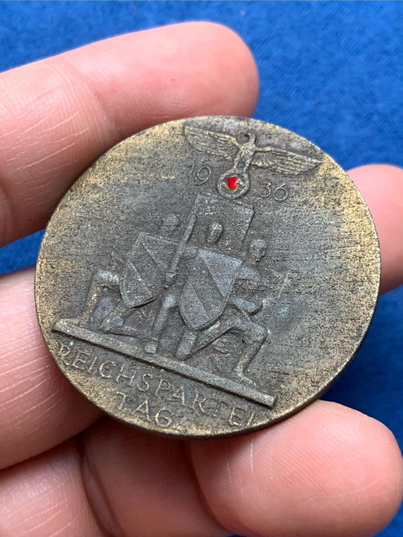 《竞宝斋》第481场 周日，周一 2场连拍 （全场包邮）20级店铺 欢迎送拍 德国带1936年帝国标勋章 具体版本年代不详 自行分辨后再购买 带别针 当心扎手 17.1克 39.1mm