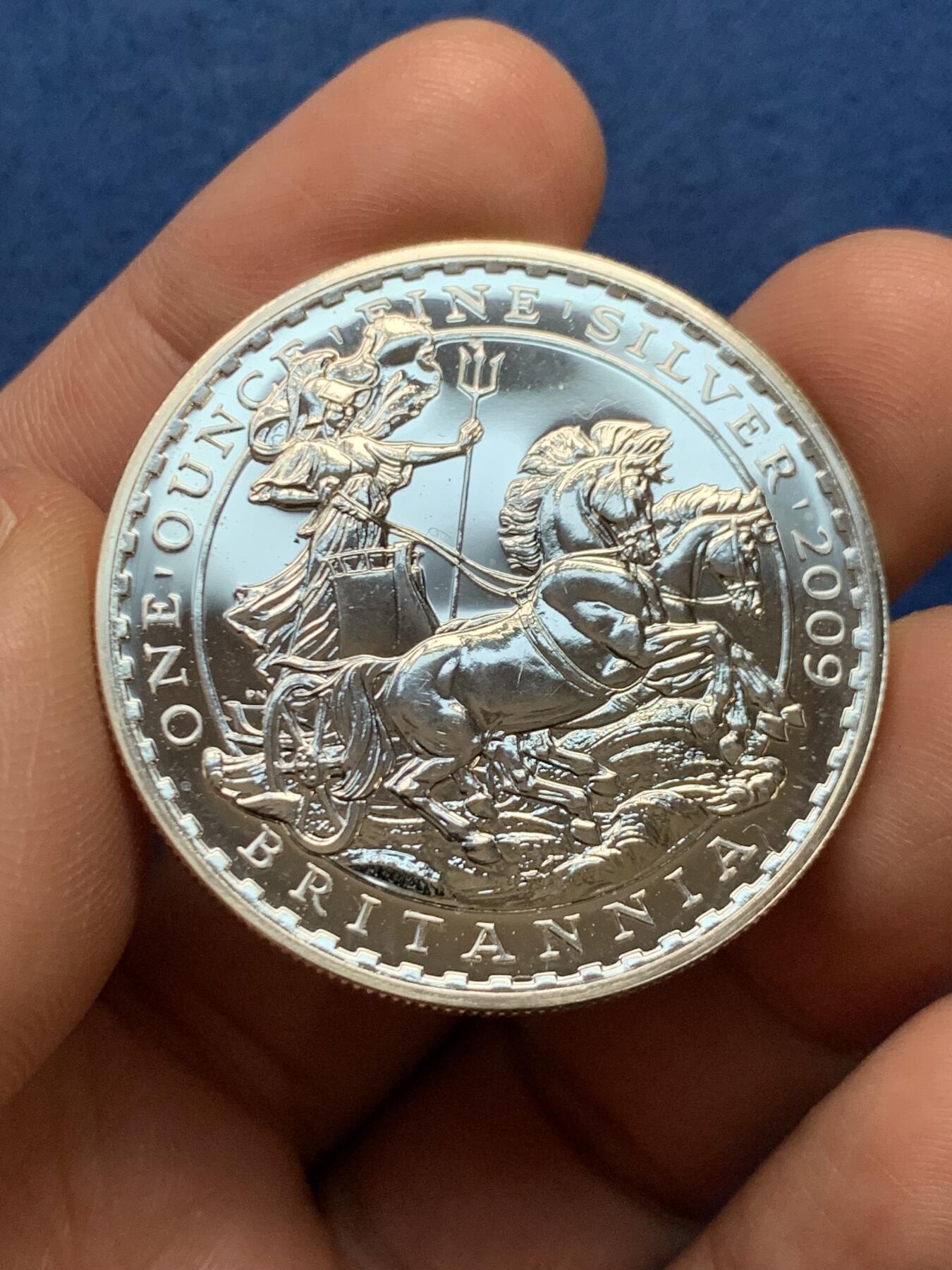 《竞宝斋》第481场 周日，周一 2场连拍 （全场包邮）20级店铺 欢迎送拍 英国2009年不列颠尼亚女神1盎司投资银币，999银，经典马车女神图案，光度一流，世界投资银币标杆品种，收藏投资两相宜。