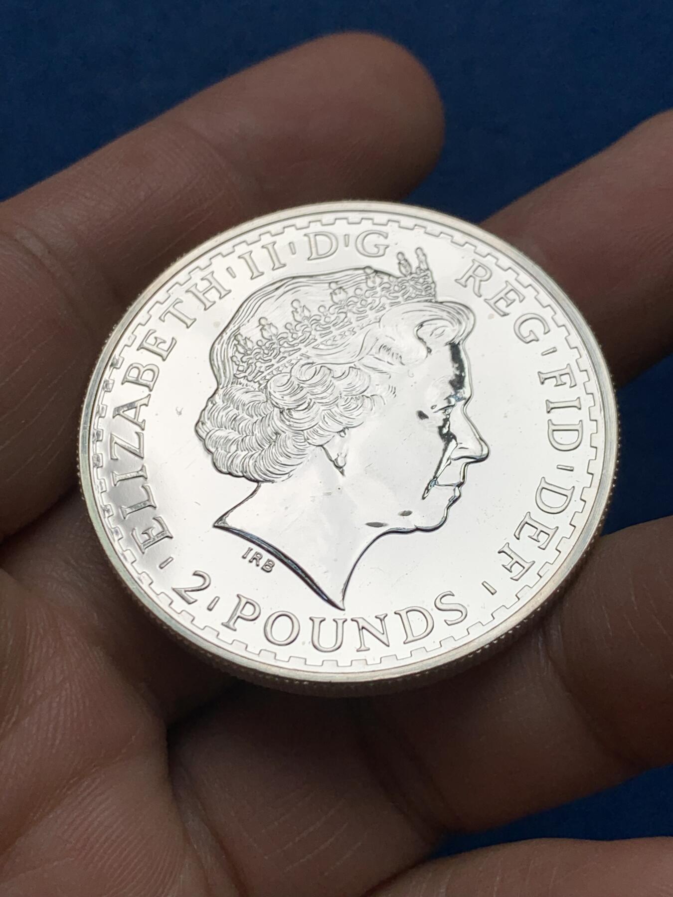 《竞宝斋》第481场 周日，周一 2场连拍 （全场包邮）20级店铺 欢迎送拍 英国2009年不列颠尼亚女神1盎司投资银币，999银，经典马车女神图案，光度一流，世界投资银币标杆品种，收藏投资两相宜。