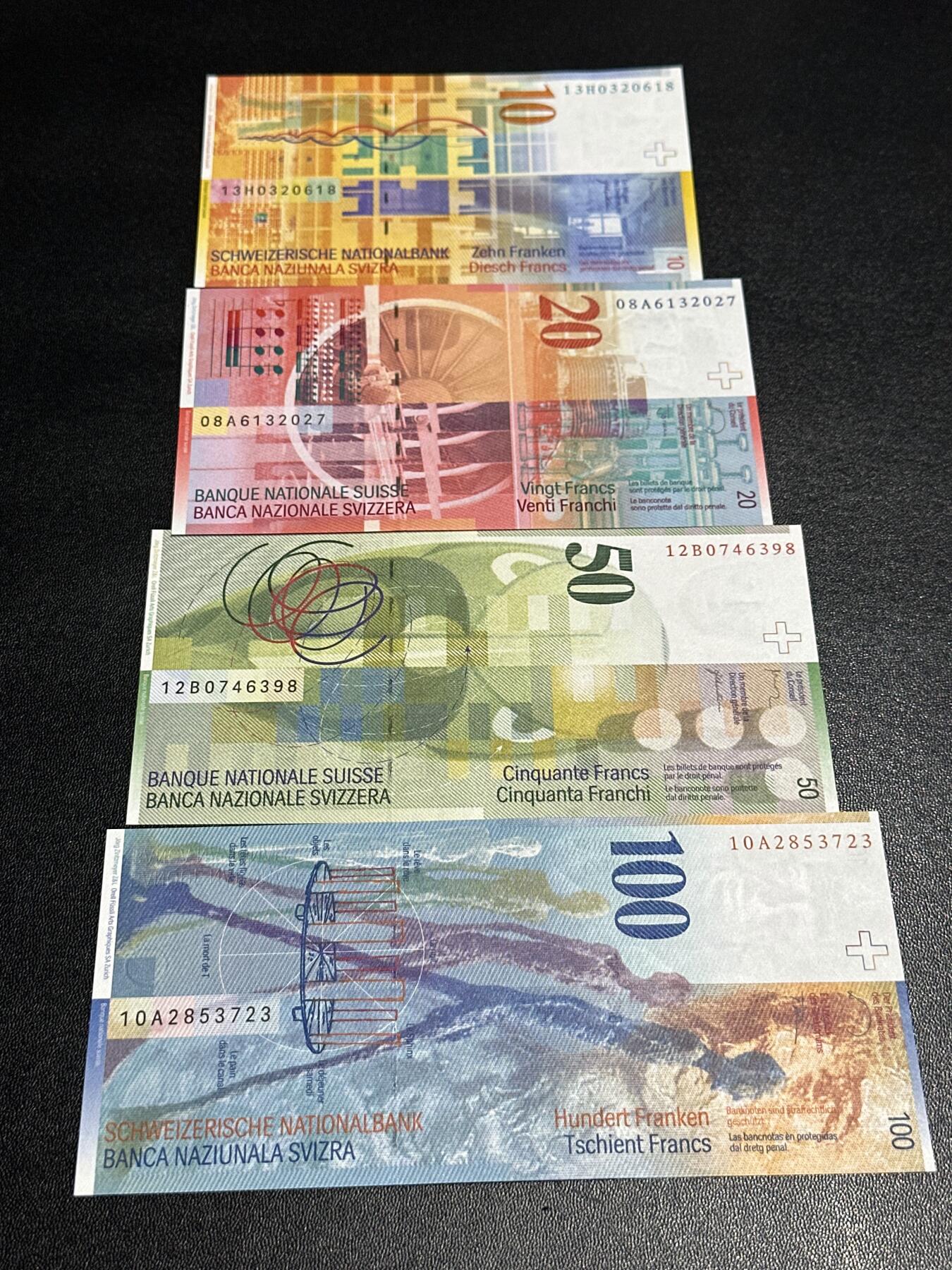 《外钞收藏家》第六百二十八期（精品百拍场）（长期征集拍品、欢迎藏友们联系合作） 瑞士人像竖版10-100法郎四张一起 全新UNC 其中两个是A冠