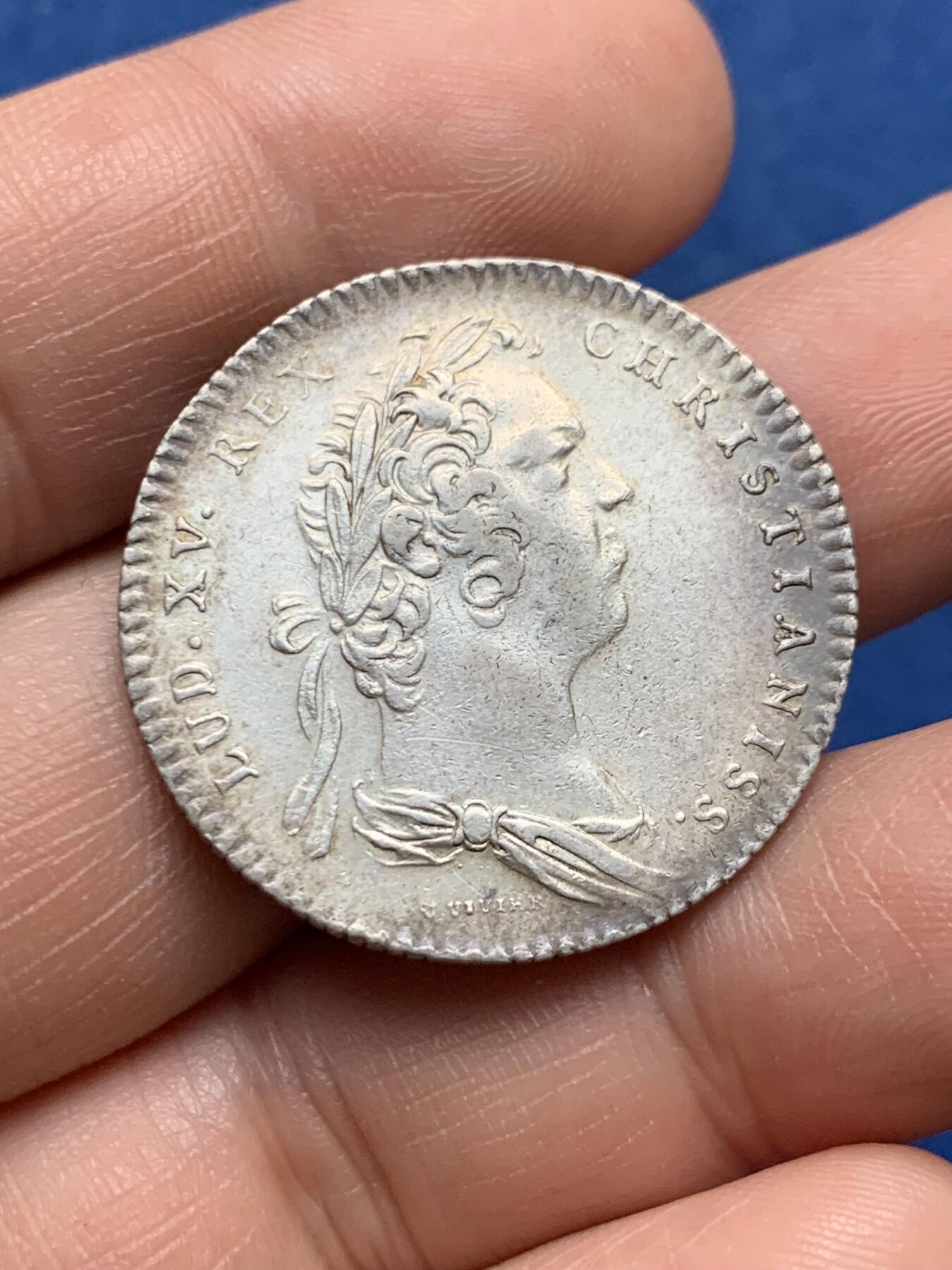 《竞宝斋》第481场 周日，周一 2场连拍 （全场包邮）20级店铺 欢迎送拍 法国1717政府年金支付银质代币 路易十五头像 9克 30.7mm