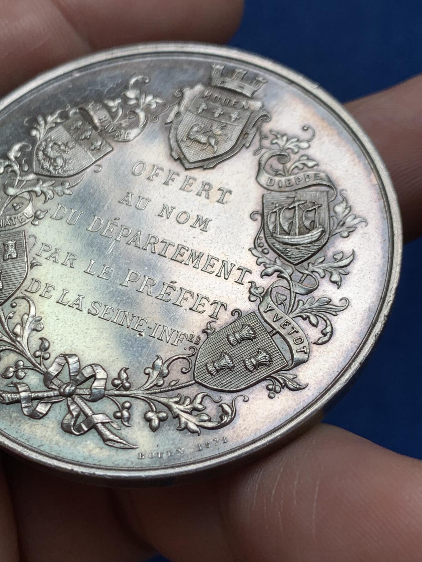 《竞宝斋》第481场 周日，周一 2场连拍 （全场包邮）20级店铺 欢迎送拍 1890年法国高等学院大银章 66.45克 直径50.5MM