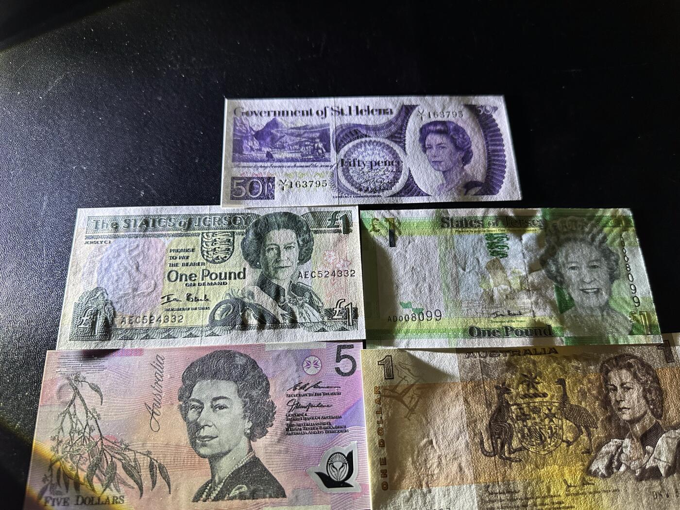 《外钞收藏家》第六百二十八期（精品百拍场）（长期征集拍品、欢迎藏友们联系合作） 女王纸币和塑料钞9张一起 有新有旧 如图