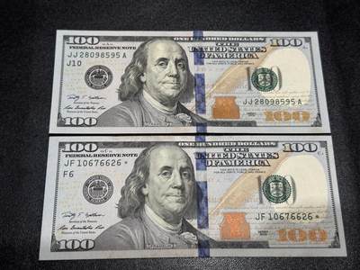 《外钞收藏家》第六百二十八期（精品百拍场）（长期征集拍品、欢迎藏友们联系合作） - 2009年版（注意不是2009A）美国彩版100美元 2张一起 无折有黄潮斑 1张无47和1张补号