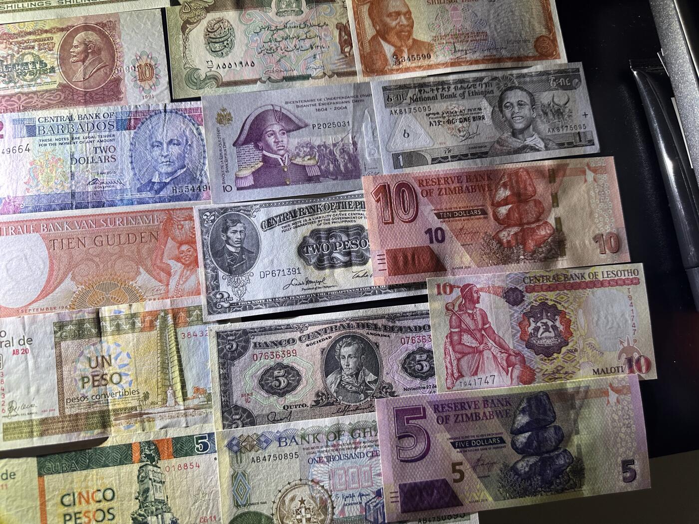 《外钞收藏家》第六百二十八期（精品百拍场）（长期征集拍品、欢迎藏友们联系合作） 几十张精美纸币一起 大部分全新 个别非全新 如图