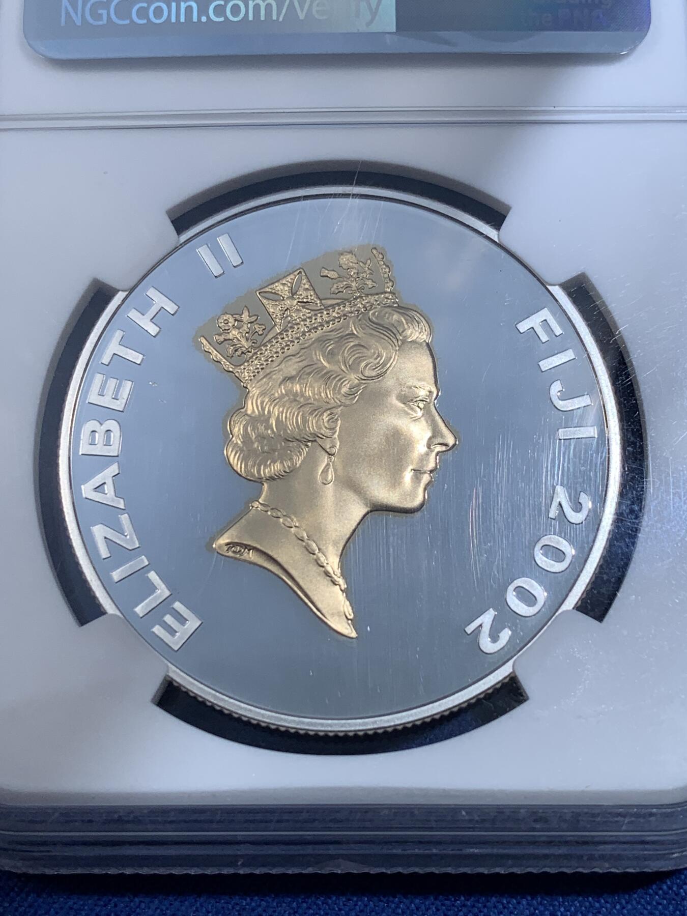 《竞宝斋》第481场 周日，周一 2场连拍 （全场包邮）20级店铺 欢迎送拍 NGC PF69UC 斐济2002年“信仰守护者”（英国君王头衔）镀金精制银币，币面恩典场景高浮雕，女王像镀金。盒子右侧边缘有损