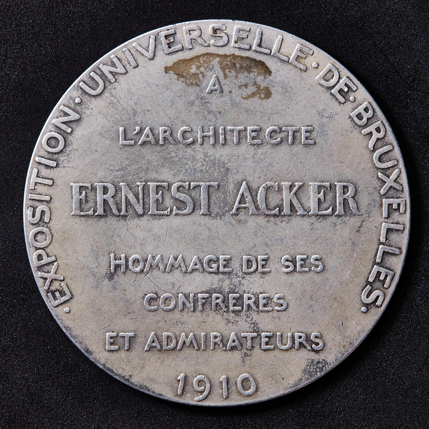 【俄甄集藏】满园春色-2026年(051)04-22星期三 晚 19:30 全场包邮 比利时1910年布鲁塞尔世博会纪念建筑师欧内斯特·阿克大银章，著名雕刻家夏尔·德夫里斯作品直径：65mm，重量：96.8克，边齿有磨损痕迹