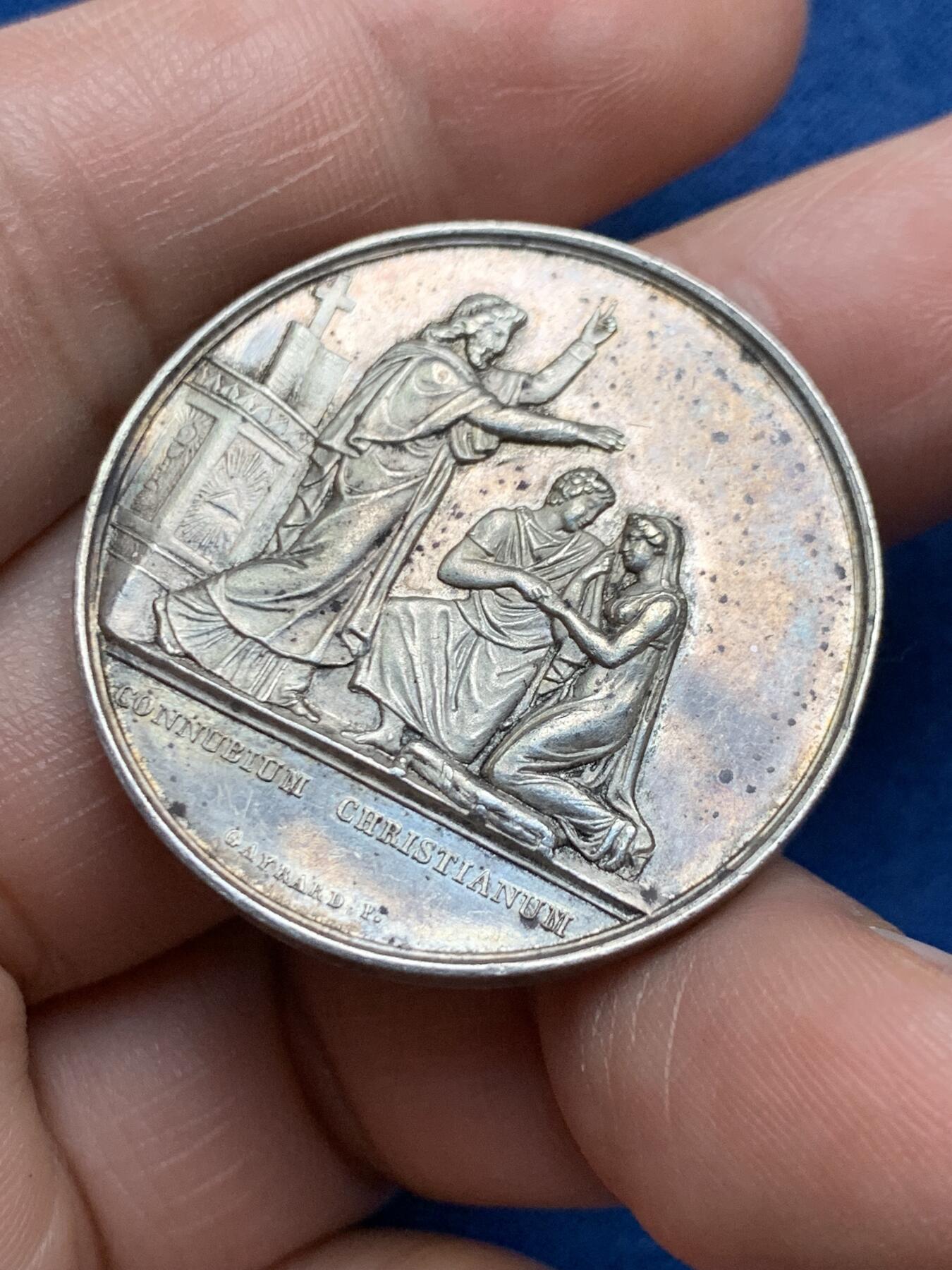 《竞宝斋》第481场 周日，周一 2场连拍 （全场包邮）20级店铺 欢迎送拍 法国1849年结婚纪念银章 33.2mm 16.75克 手指银标