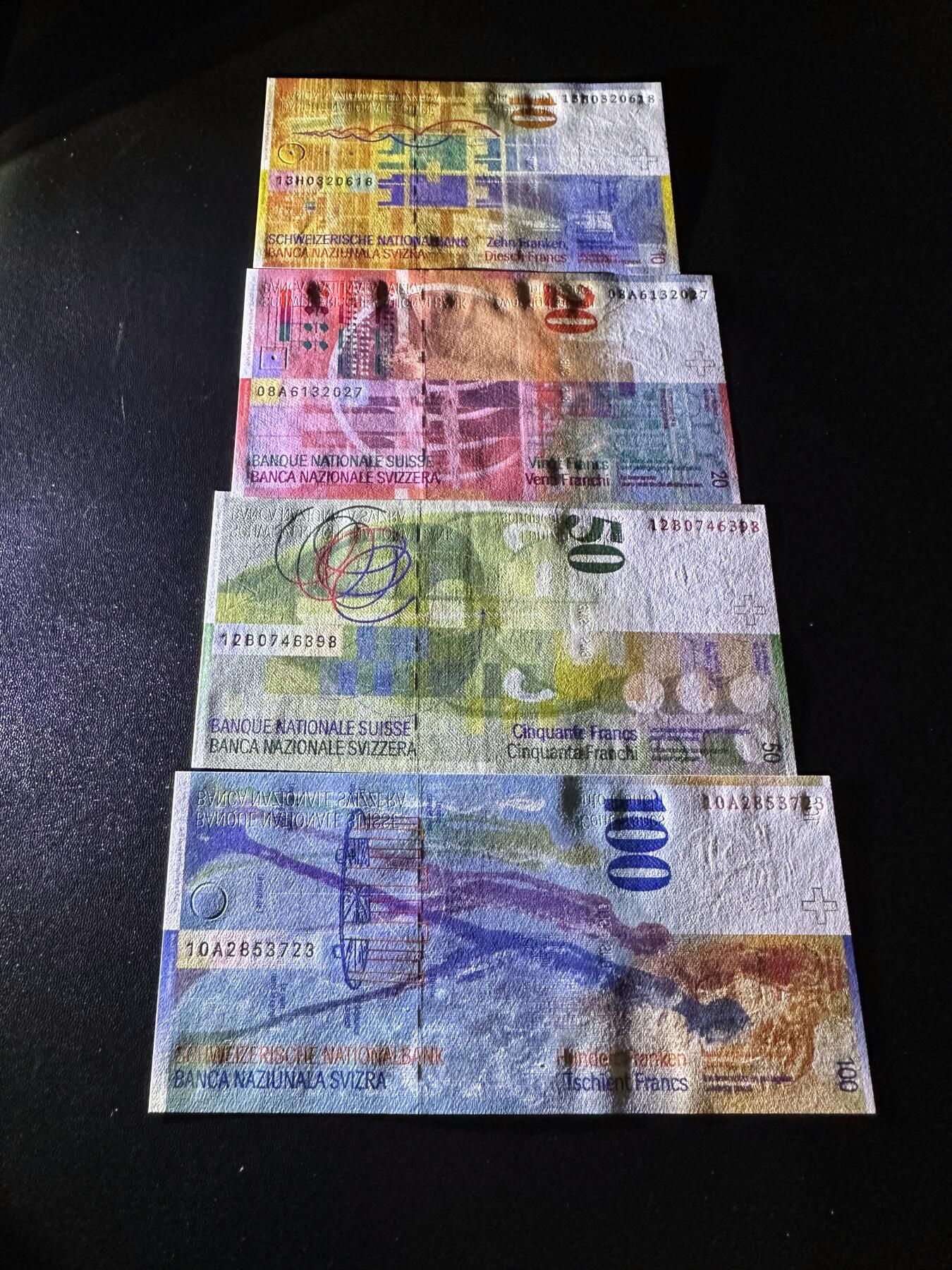 《外钞收藏家》第六百二十八期（精品百拍场）（长期征集拍品、欢迎藏友们联系合作） 瑞士人像竖版10-100法郎四张一起 全新UNC 其中两个是A冠