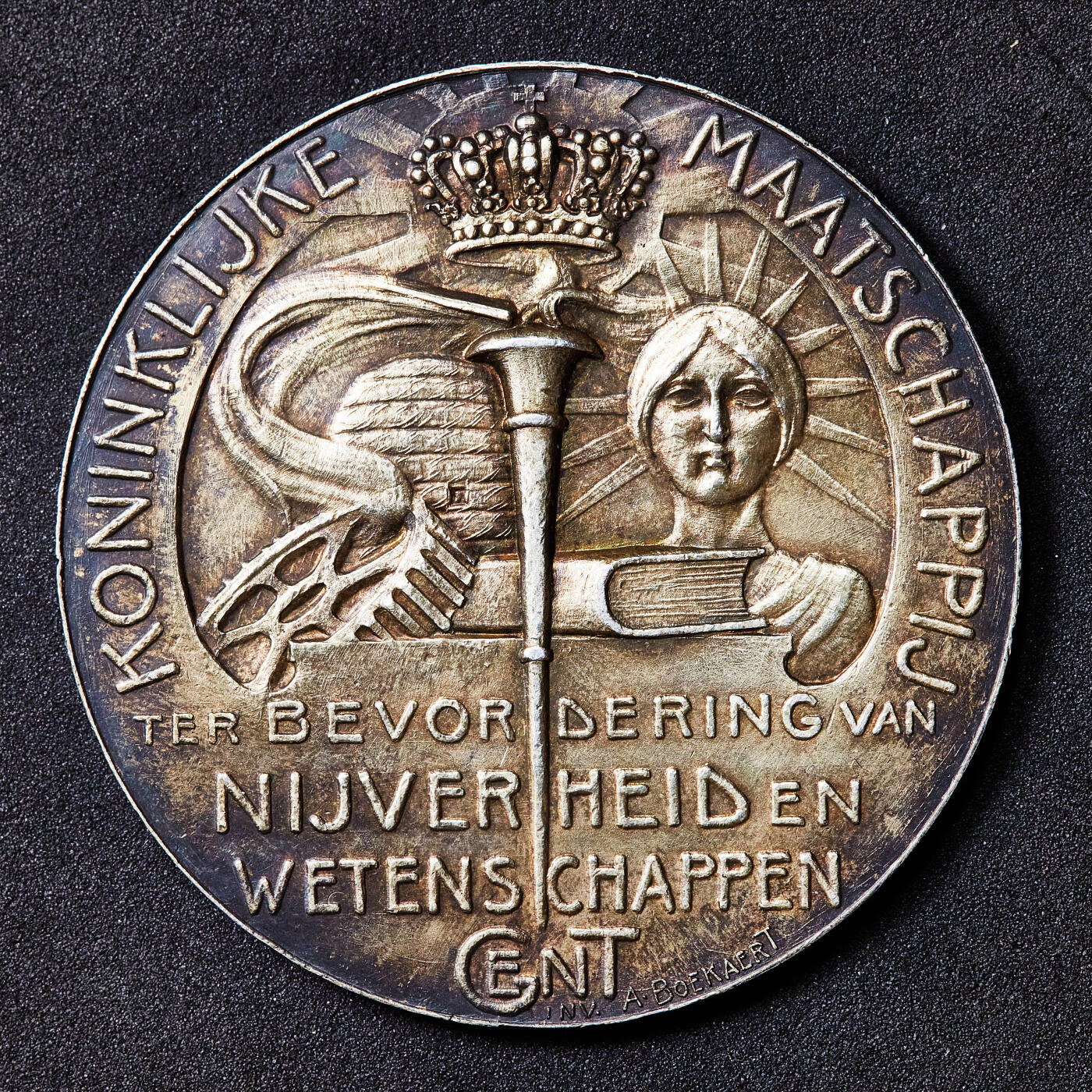 【俄甄集藏】满园春色-2026年(051)04-22星期三 晚 19:30 全场包邮 比利时1907年根特皇家工业与科学促进协会颁发书籍装订竞赛镀金大银章，直径：50mm，重量：39克