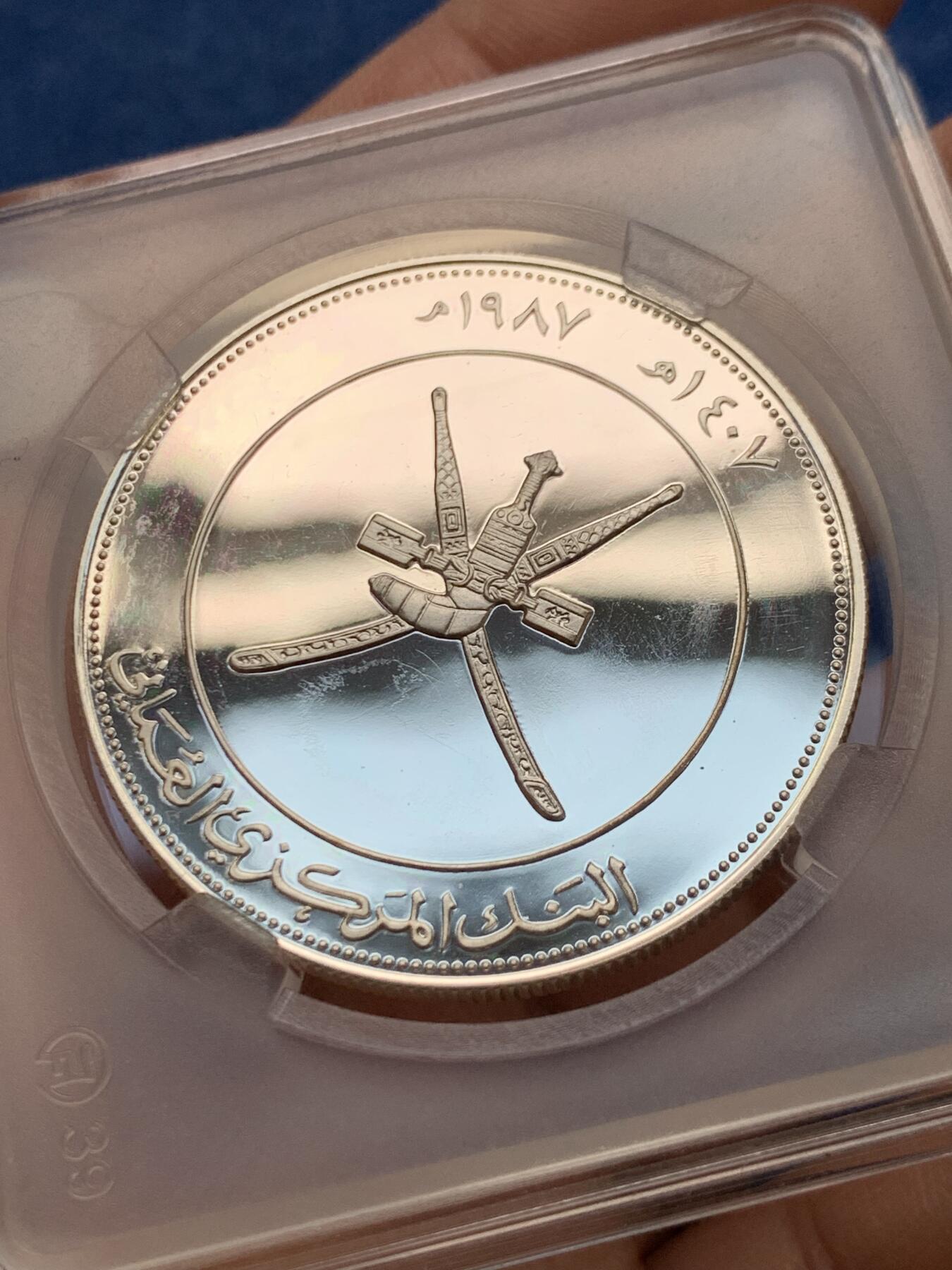 《竞宝斋》第481场 周日，周一 2场连拍 （全场包邮）20级店铺 欢迎送拍 阿曼1987年WWF-韦罗之鹰2.5里亚尔精制银币 ，重28克，925银，少见品种，打制细腻，意境优美