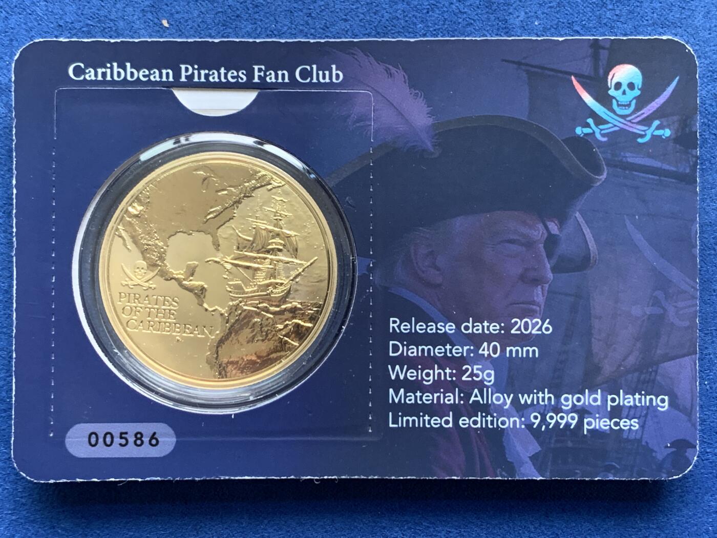 《竞宝斋》第481场 周日，周一 2场连拍 （全场包邮）20级店铺 欢迎送拍 2026年1月3日由《加勒比海盗》影迷俱乐部全球同步发行“特朗普海盗”镀金彩色合金纪念章，以戏作化的方式，对特朗普政府在拉美及加勒比地区推行的政策进行深刻批判与谴责。其发行日期，正是特朗普政府单方面对委内瑞拉实施军事行动，抓捕该国总统马杜罗的同一天，具有强烈的批判主义象征意义。纪念章将特朗普的形象与海盗船长相融合，隐喻美国政府“以强凌弱、横取豪夺”的霸权行径，是对单边主义与掠夺性外交的有力讽刺。
