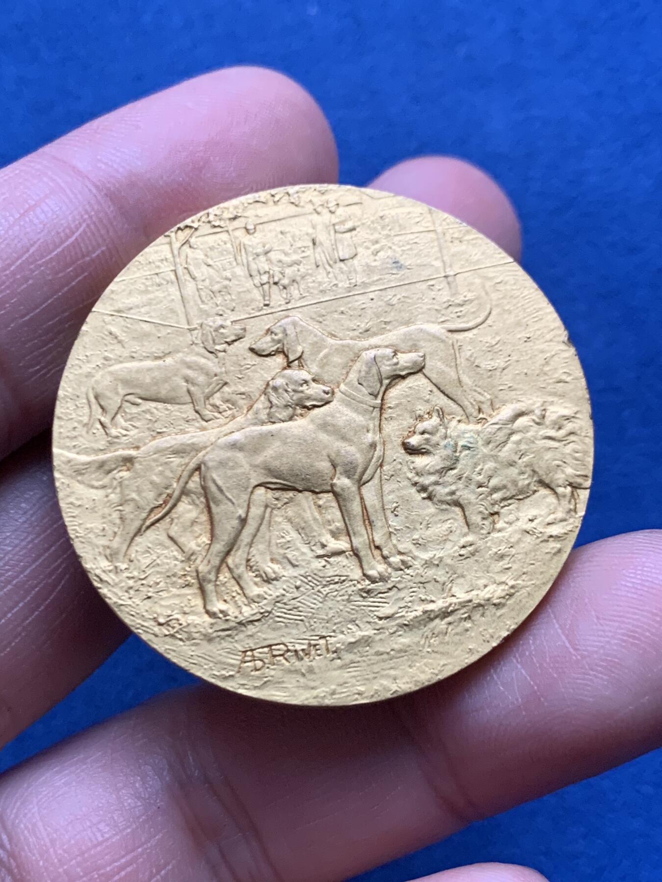 《竞宝斋》第481场 周日，周一 2场连拍 （全场包邮）20级店铺 欢迎送拍 法国西南犬类协会纪念镀金铜章 35.9克 40.6mm 带盒