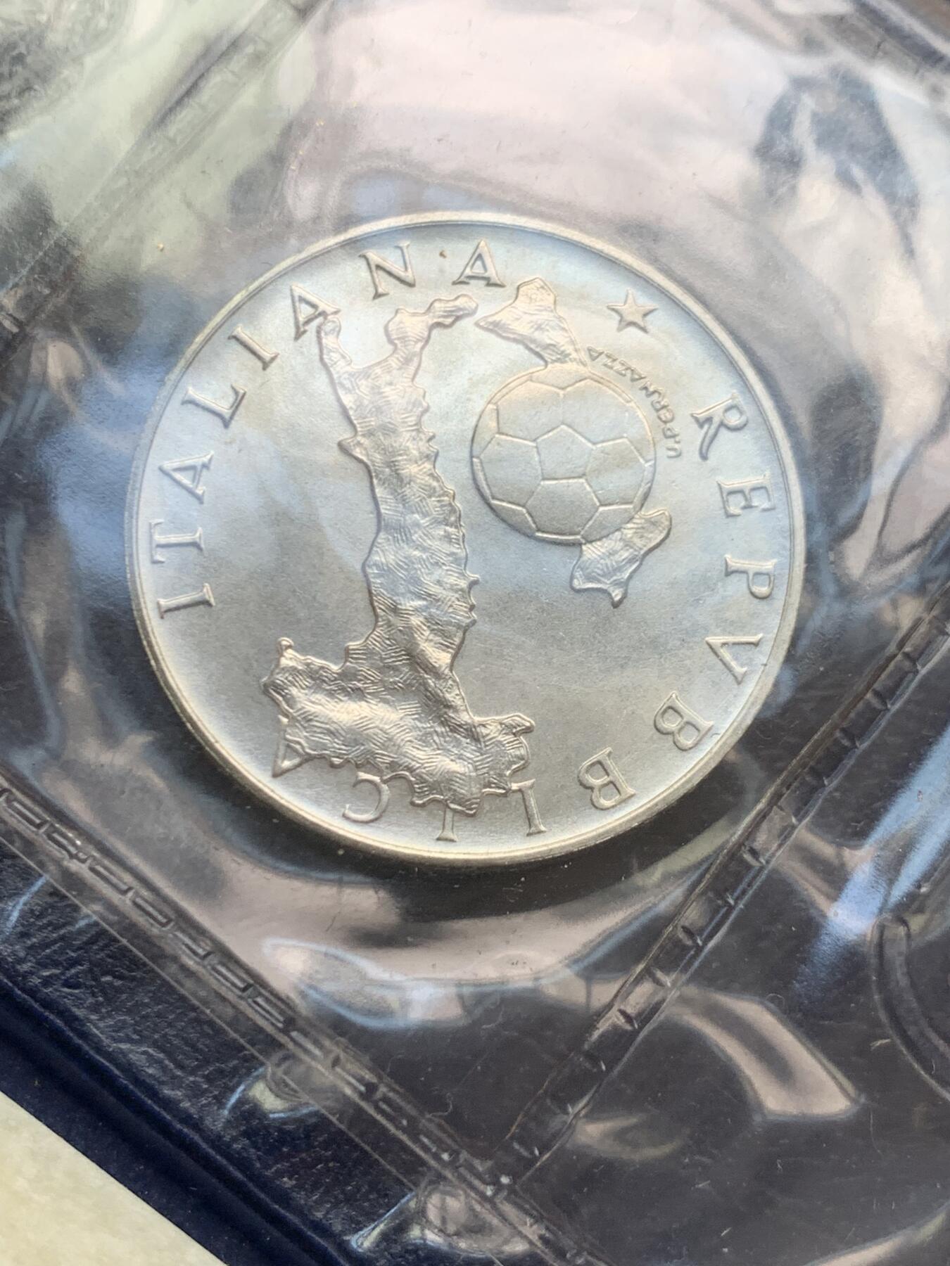 《竞宝斋》第481场 周日，周一 2场连拍 （全场包邮）20级店铺 欢迎送拍 意大利1986年500里拉世界杯银币 发行量少 11g高银 品相好 证书外套齐全 题材好 投资收藏好品