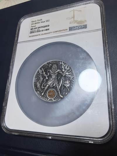 长老汇马年精选第十九场拍卖 纽埃2018年2元镶嵌木头仿古银币 古斯拉夫诸神系列-佩伦（雷神兼主神） 2盎司999银 发行量：500 盒证全 NGC MS69ANTIQUED