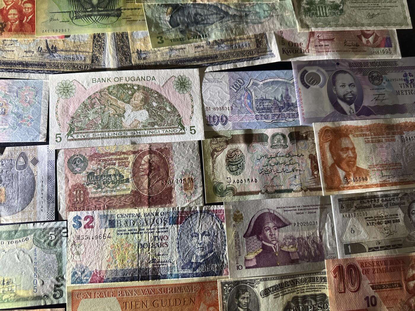 《外钞收藏家》第六百二十八期（精品百拍场）（长期征集拍品、欢迎藏友们联系合作） 几十张精美纸币一起 大部分全新 个别非全新 如图