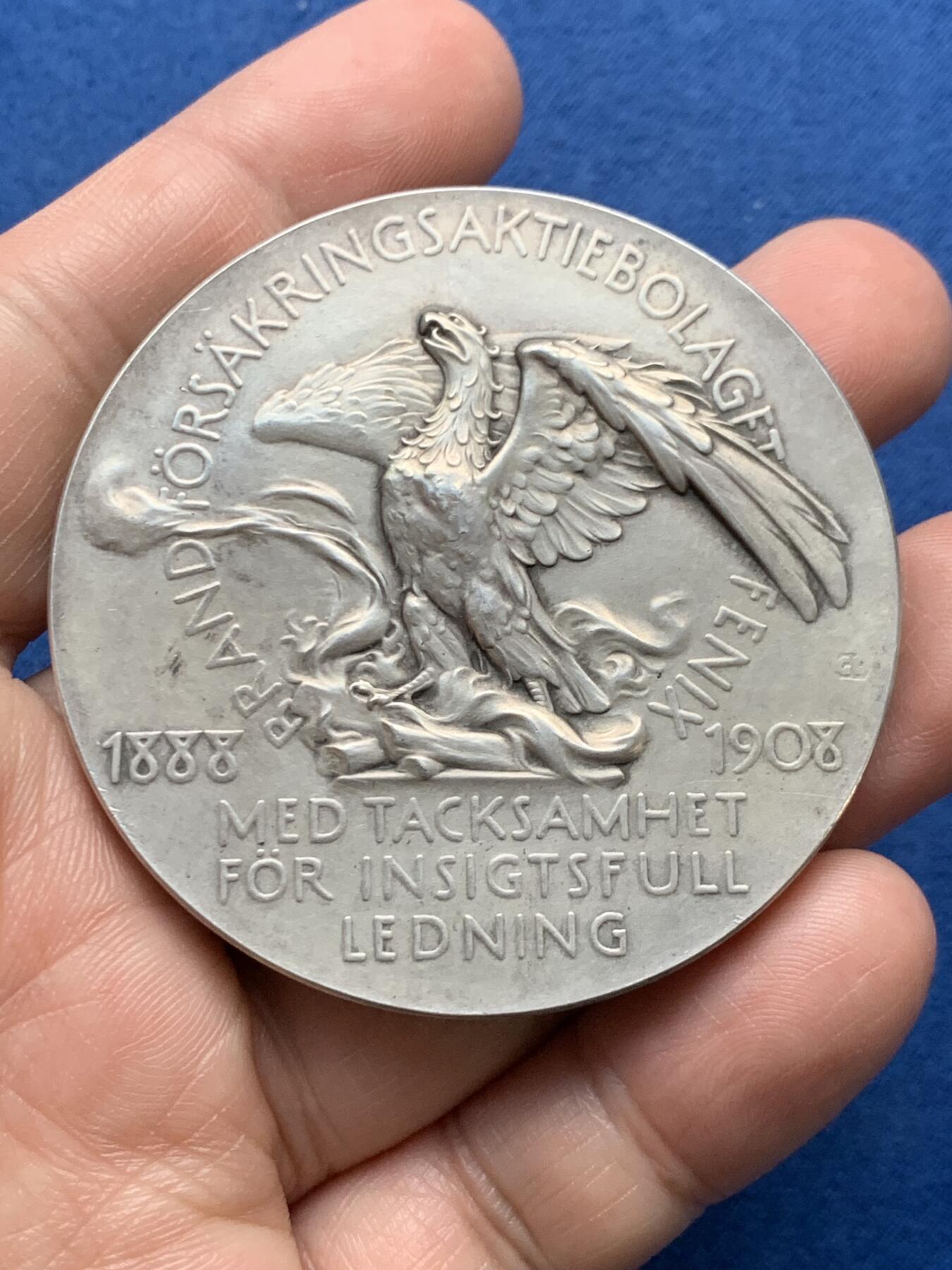 《竞宝斋》第481场 周日，周一 2场连拍 （全场包邮）20级店铺 欢迎送拍 1908年瑞典火灾保险公司董事桑姆森就职20周年大银章，经典霸气火凤凰图案，瑞典银章中名誉品。桑姆森大师林德伯格Lindberge1908年作品，直径56mm，重量100.1克，设计精美，分量够足，越来越少见的精品银章。