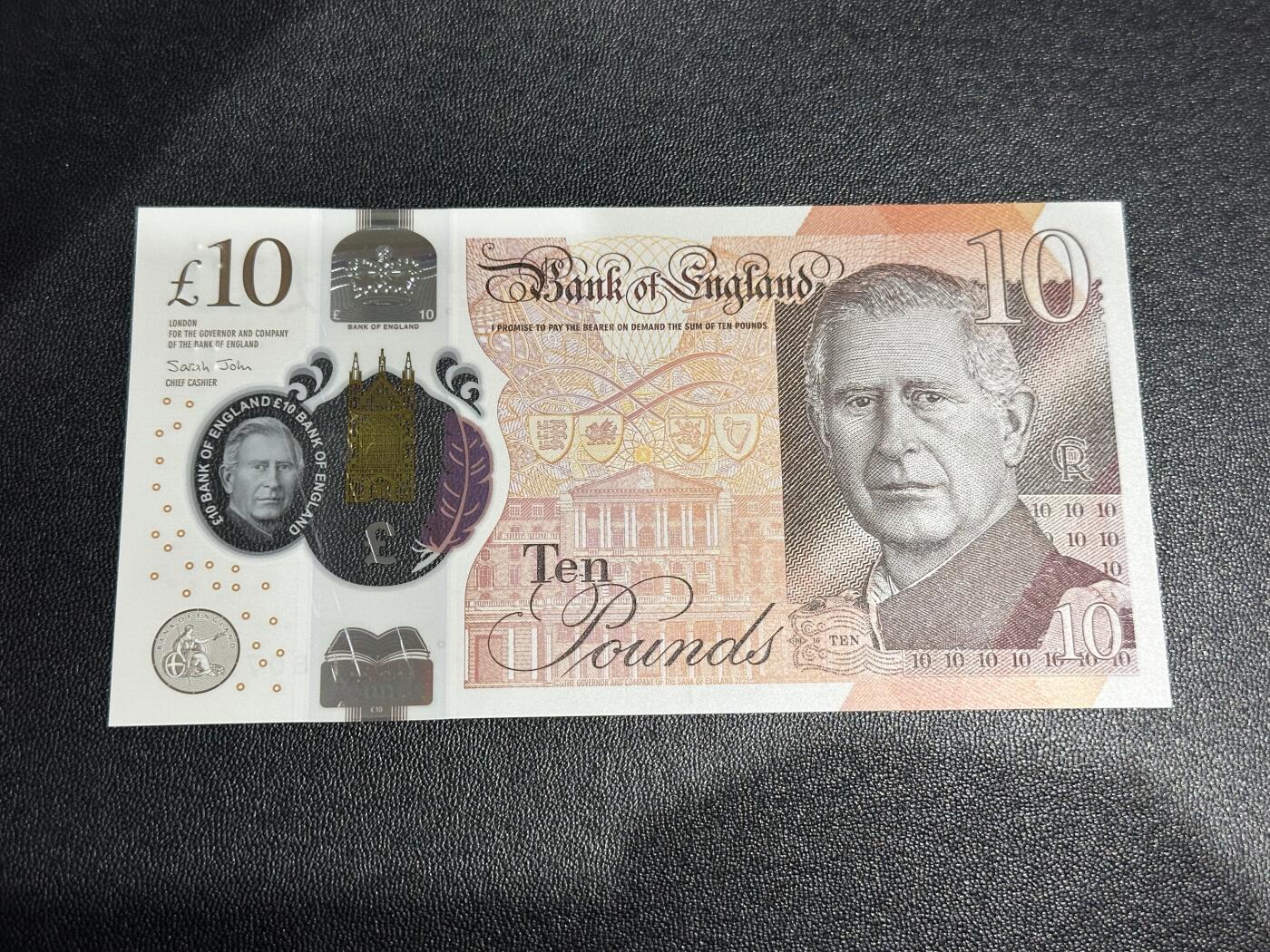 《外钞收藏家》第六百二十八期（精品百拍场）（长期征集拍品、欢迎藏友们联系合作） 英国查尔斯版10镑 全新UNC 尾7233 有视窗有划痕