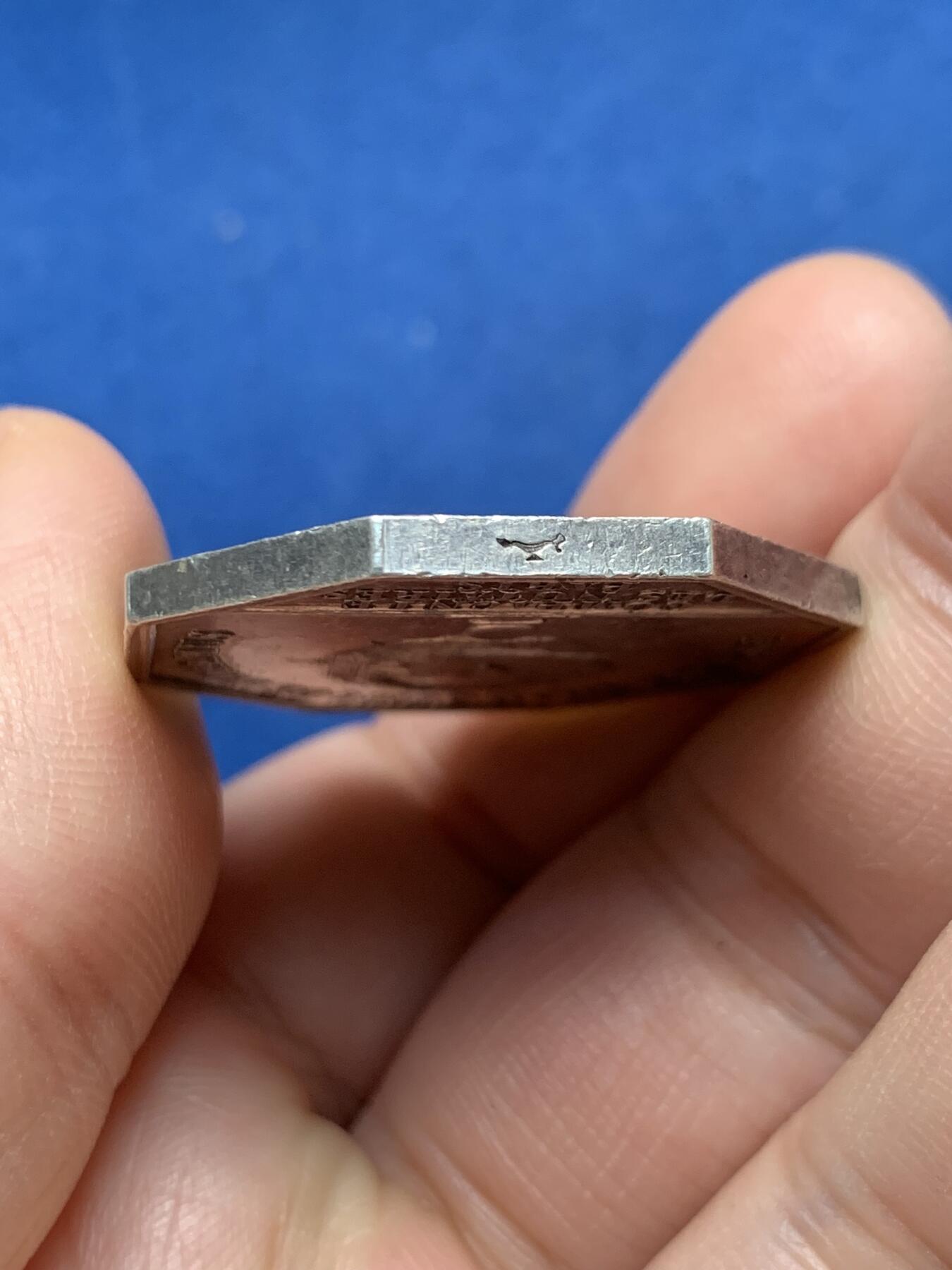 《竞宝斋》第481场 周日，周一 2场连拍 （全场包邮）20级店铺 欢迎送拍 法国菲利普一世巴黎公证处八角银质代币，油灯边铭，重约19.1克，直径32.5mm