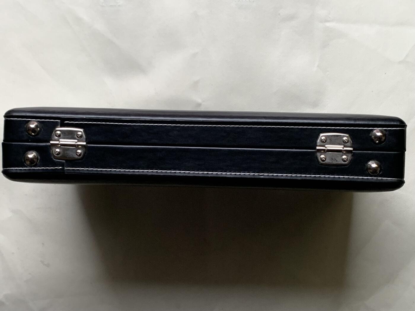 《竞宝斋》第481场 周日，周一 2场连拍 （全场包邮）20级店铺 欢迎送拍 意大利顶级钱币收纳品牌Abafil外交官系列—黑色空盒，可收纳4个标准托盘（340*225mm），皮质较软。尺寸约388*270（带提手总高）*72mm，细节见图。