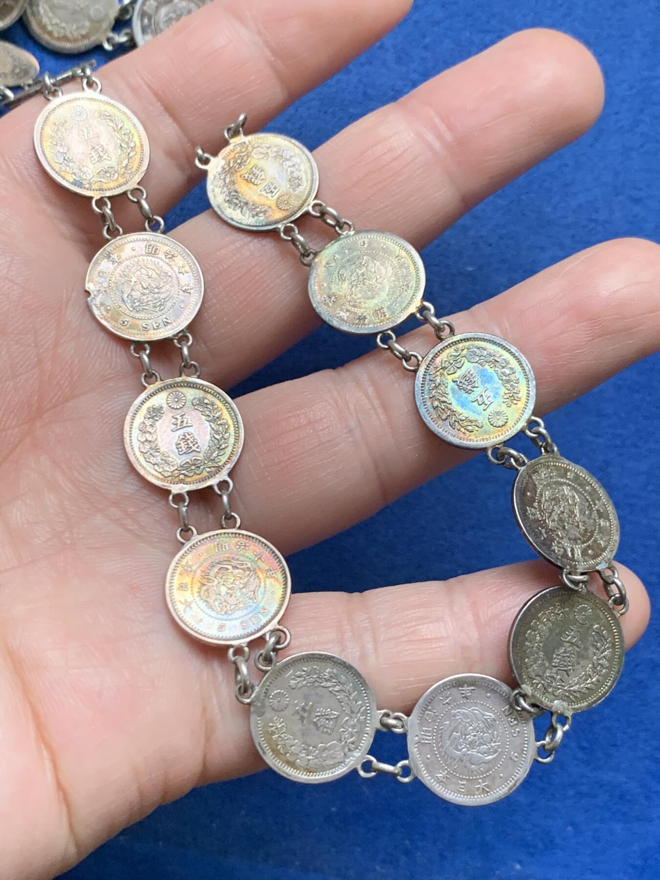 《竞宝斋》第481场 周日，周一 2场连拍 （全场包邮）20级店铺 欢迎送拍 日本明治五钱银币银链（项链）共20枚明治五钱，六年，八年，九年，十年，细节极佳，包浆五彩，极少见。接头别针正常可用，中间有断可修。32.8克。